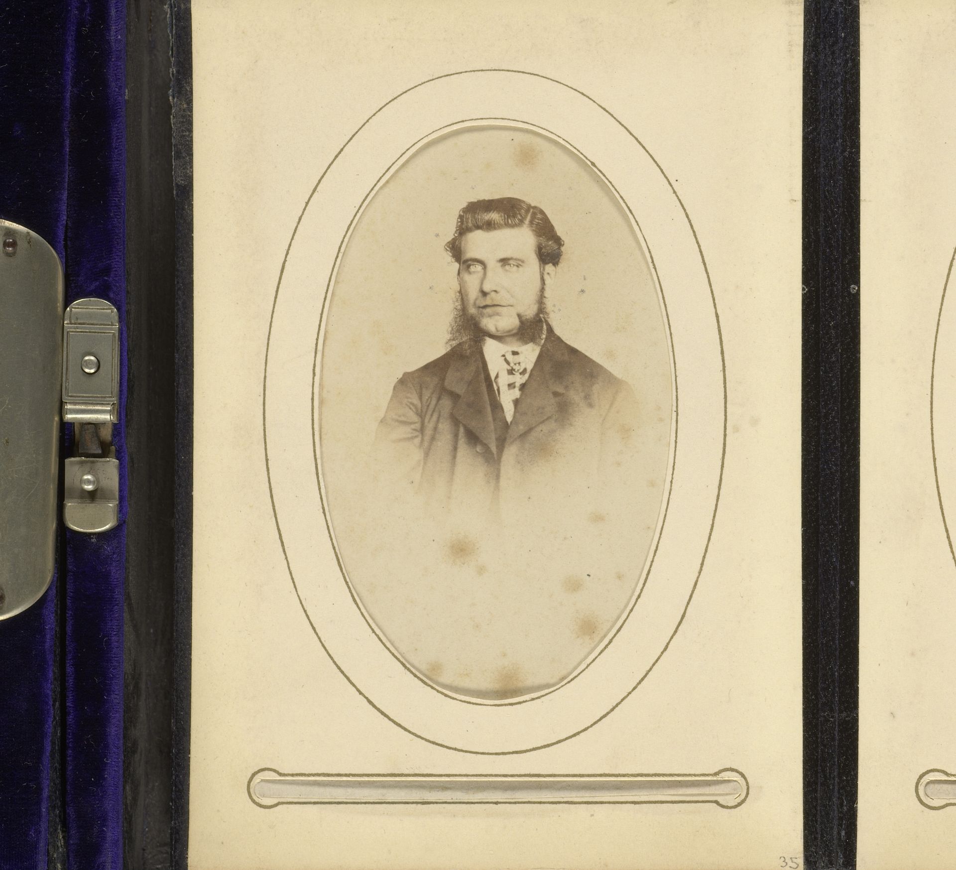 Portret van een man met bakkebaarden by Peter Wotke
