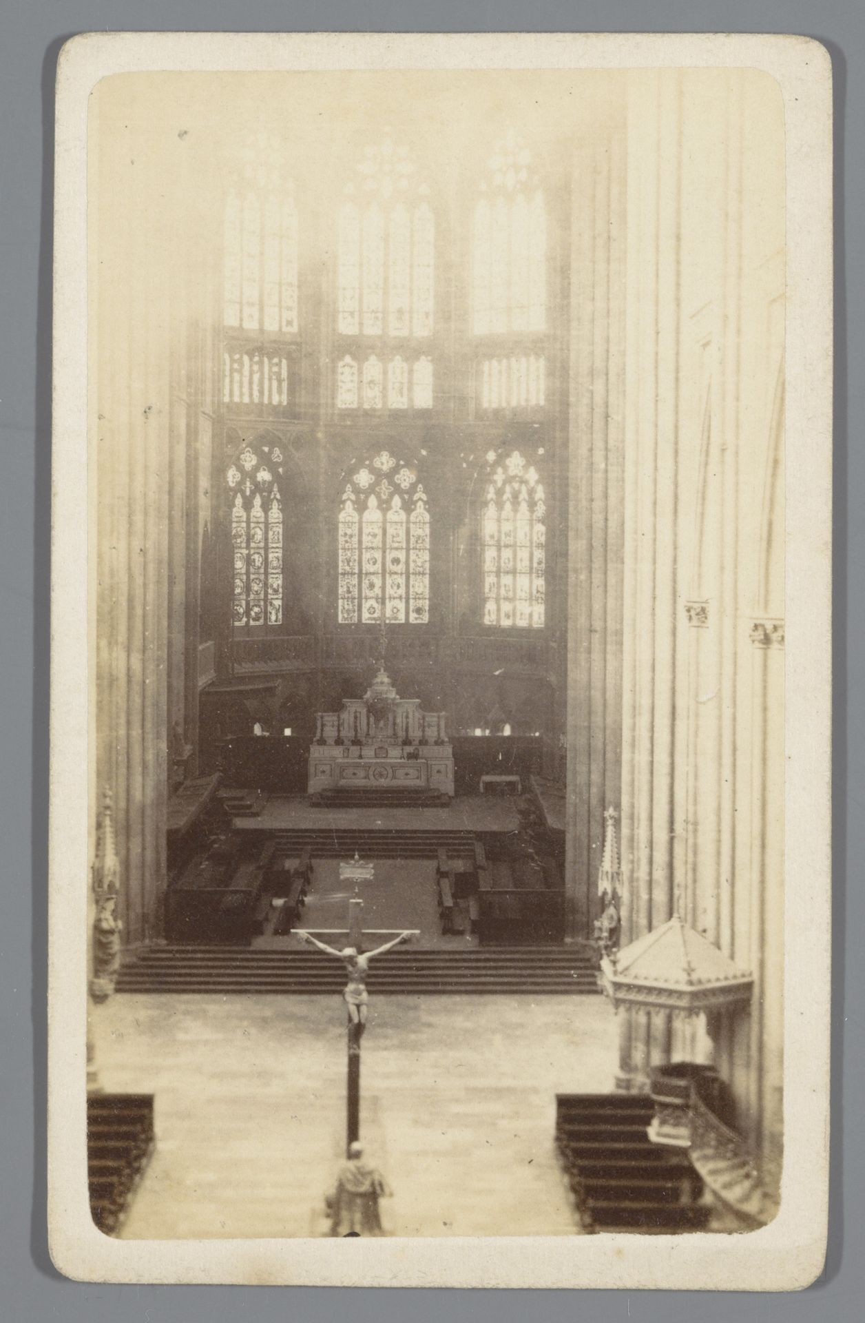 Interieur van het koor van de Dom van Regensburg, Duitsland by Joh. Laifle
