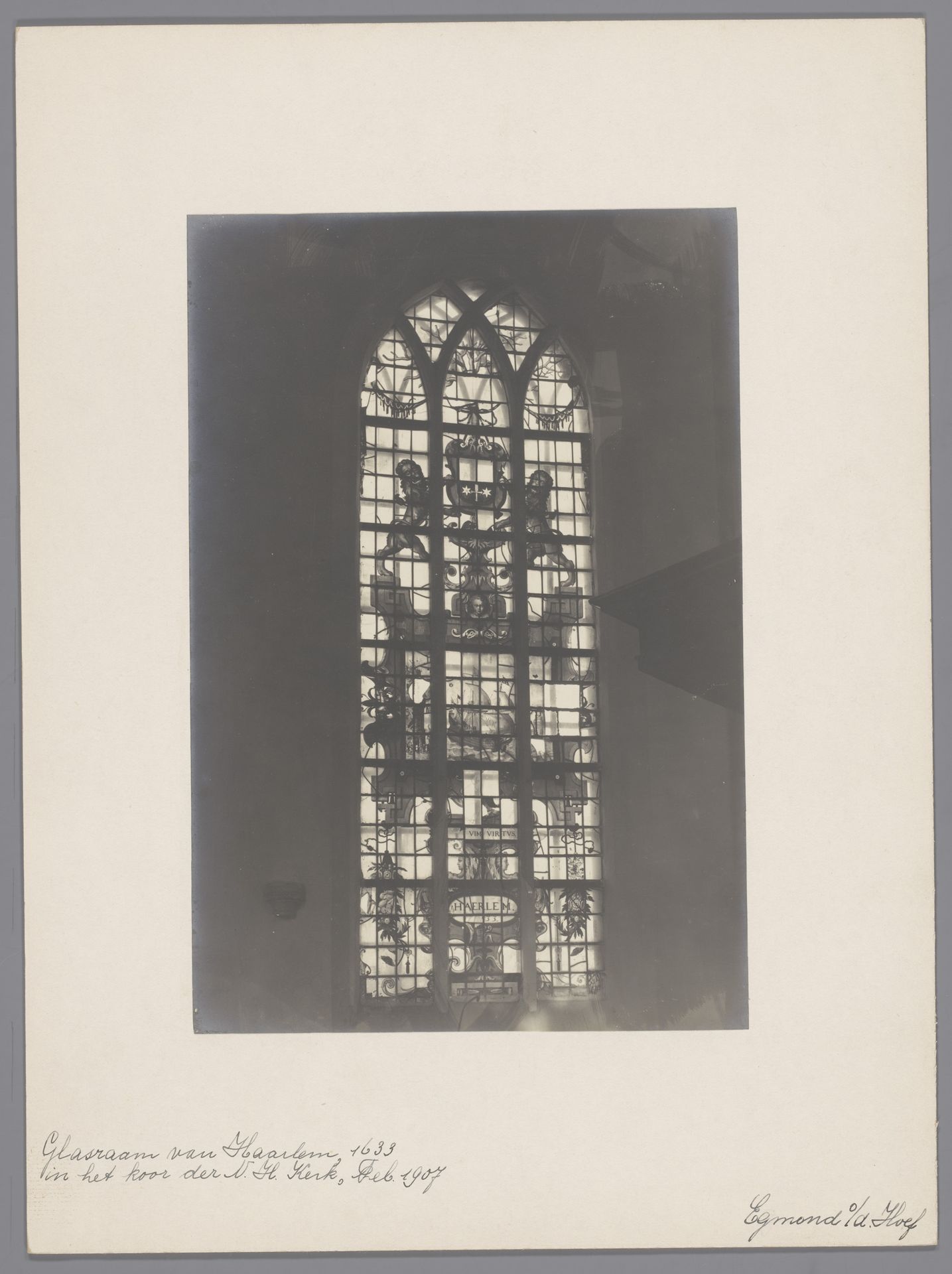 Geschilderd raam in de Slotkapel Egmond te Egmond aan den Hoef by anoniem (Monumentenzorg)