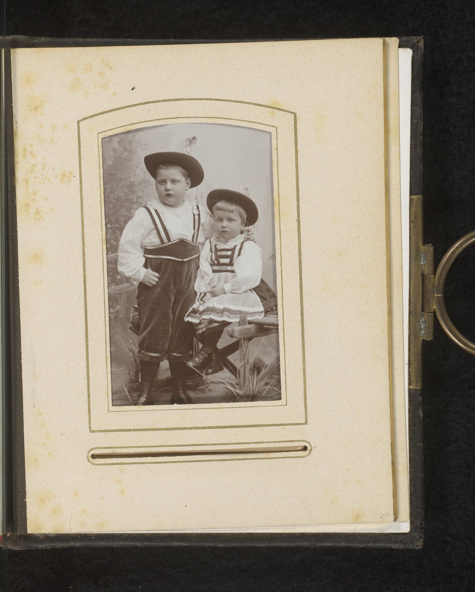 Portret van een jongen en een meisje by Louis Stüting und Sohn