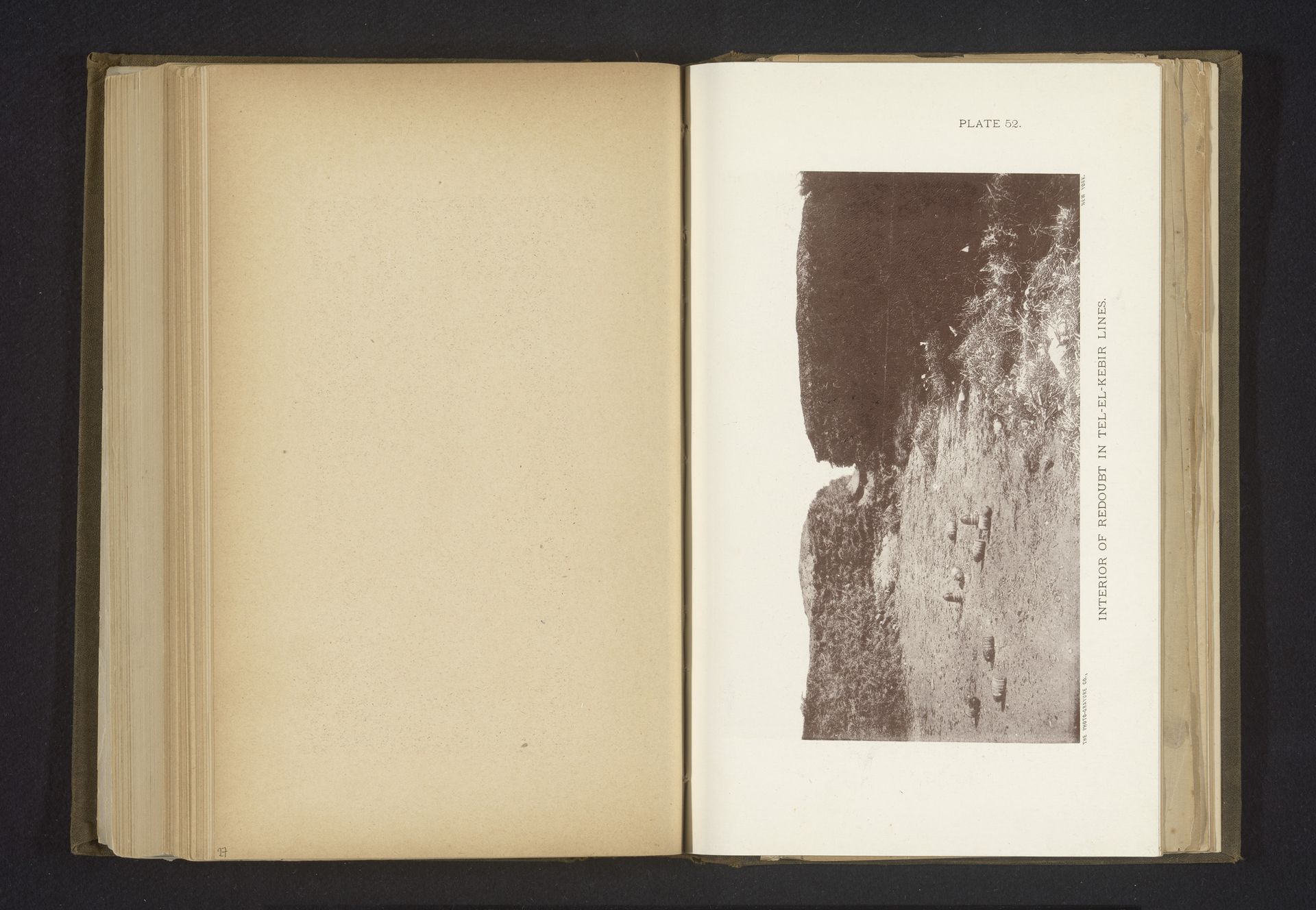 Interieur van een redoute in Tall al Kabir met munitie op de voorgrond by Anonymous