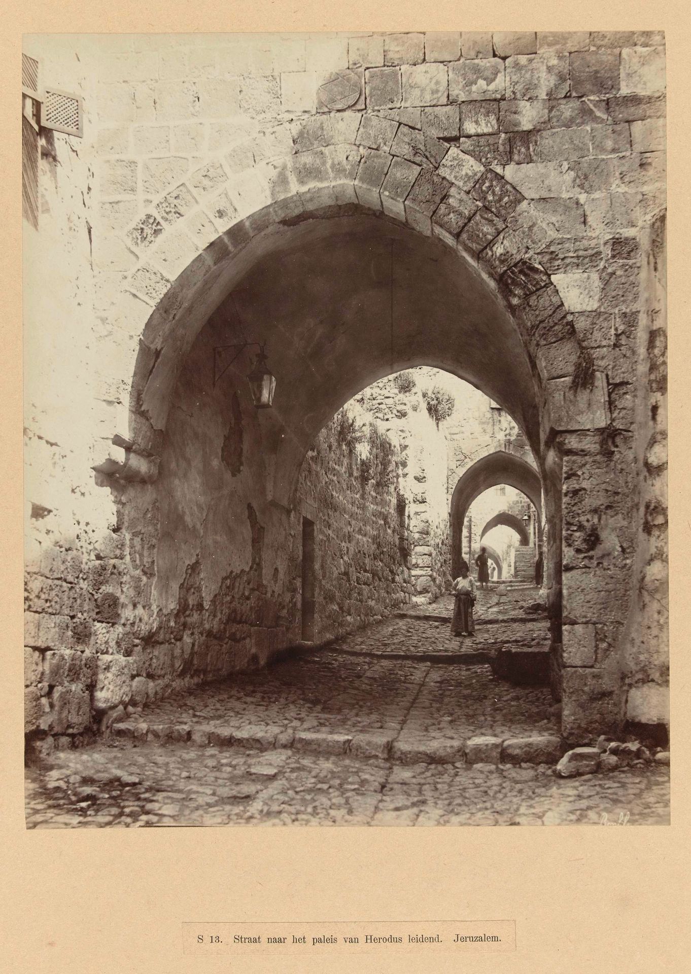 Straat met bogen in Jeruzalem by Félix Bonfils