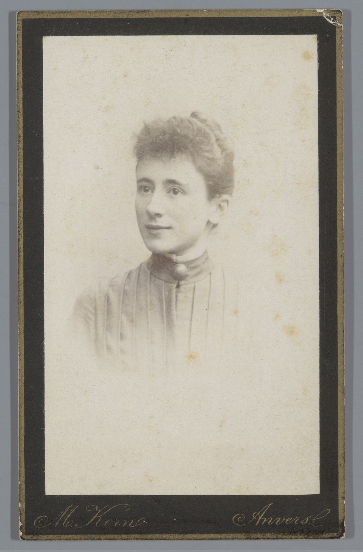 Portret van een onbekende vrouw by Mathias Korn