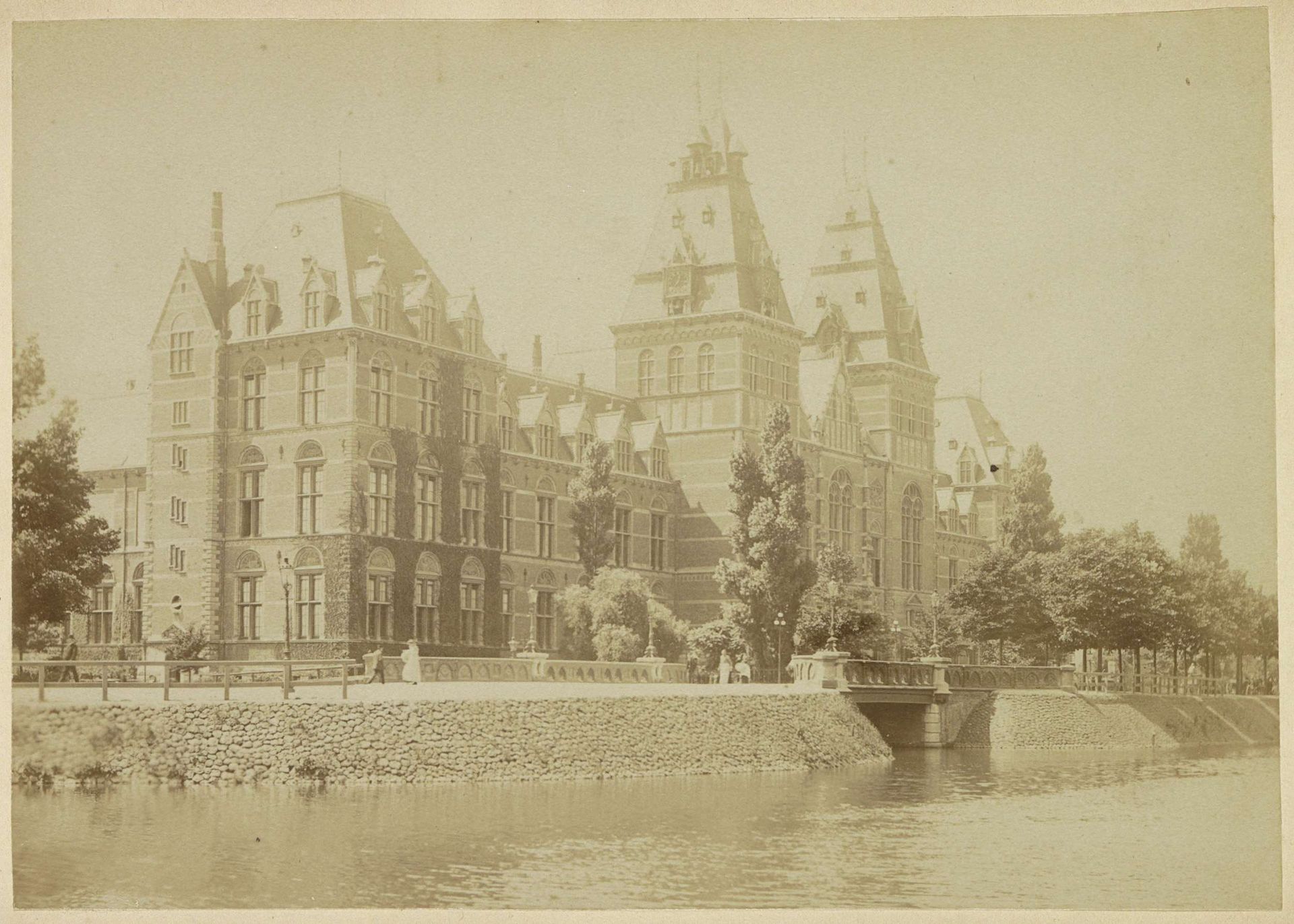 Oost- en noordgevel van het Rijksmuseum met op de voorgrond de Singelgracht by Andries Jager