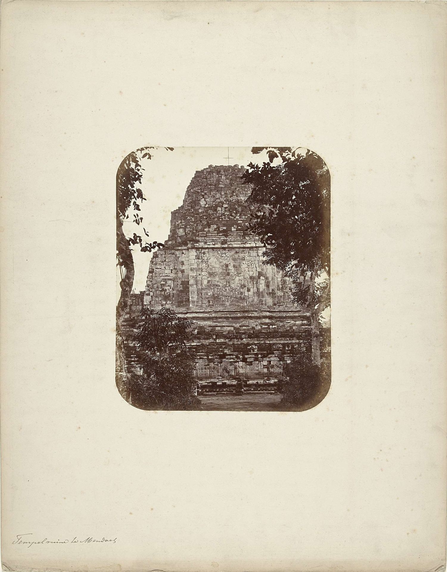 Boeddhistische tempel Candi Mendut op Midden-Java by Woodbury & Page