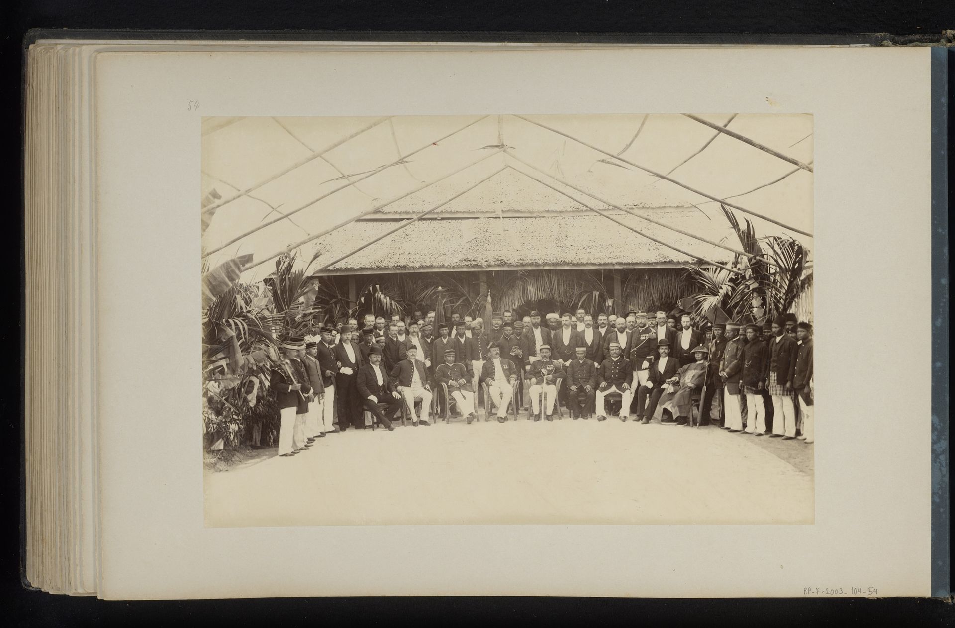 Groepsportret, genomen tijdens een feest van de sultan in Tandjong Poera, Sumatra by Heinrich Ernst & Co
