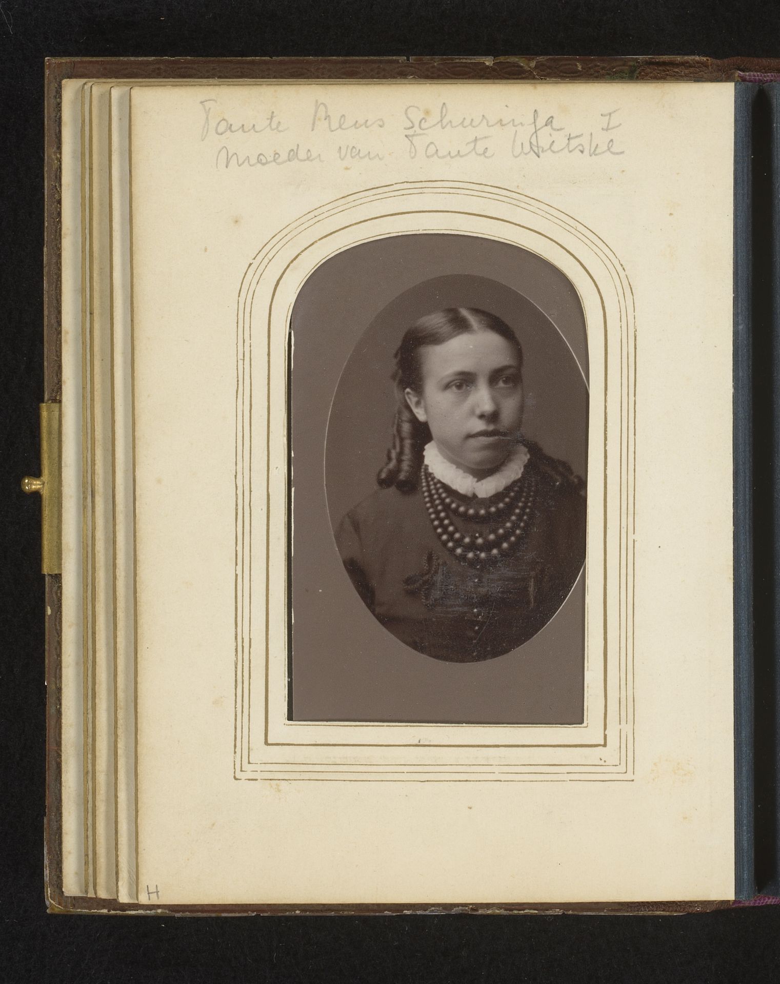 Portret van een meisje, aangeduid als Rens Schuringa by Ed. Radermacher
