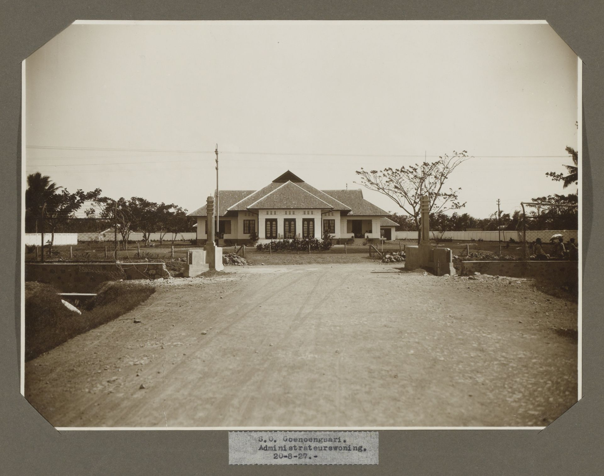 S.O. Goenoengsari. Administrateurswoning. 20-8-27. by Isken