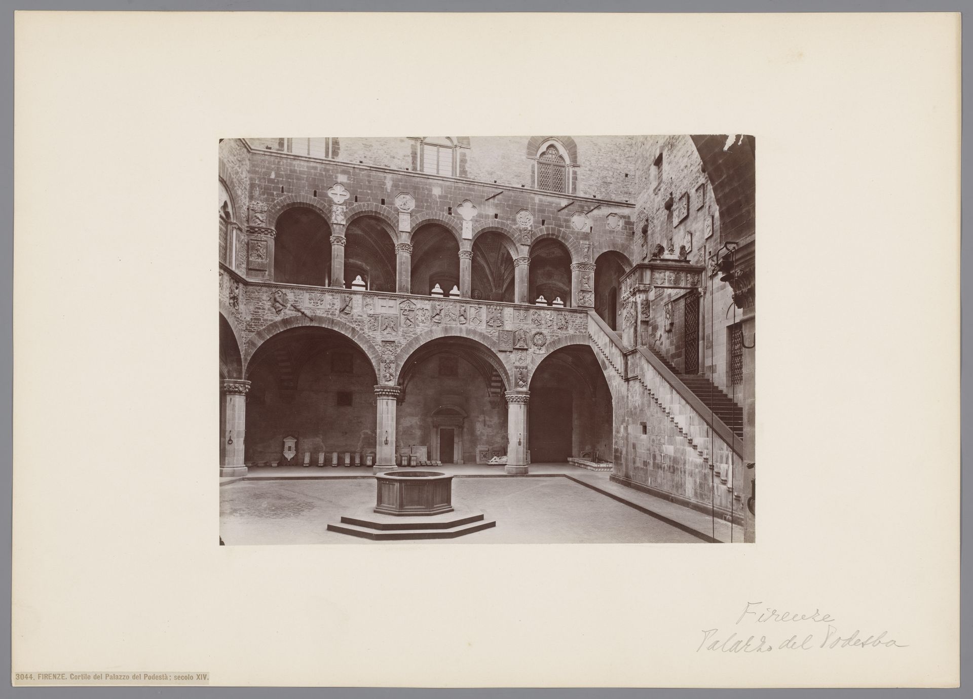 Binnenplaats van het Palazzo del Podestà te Florence, Italië by Giacomo Brogi