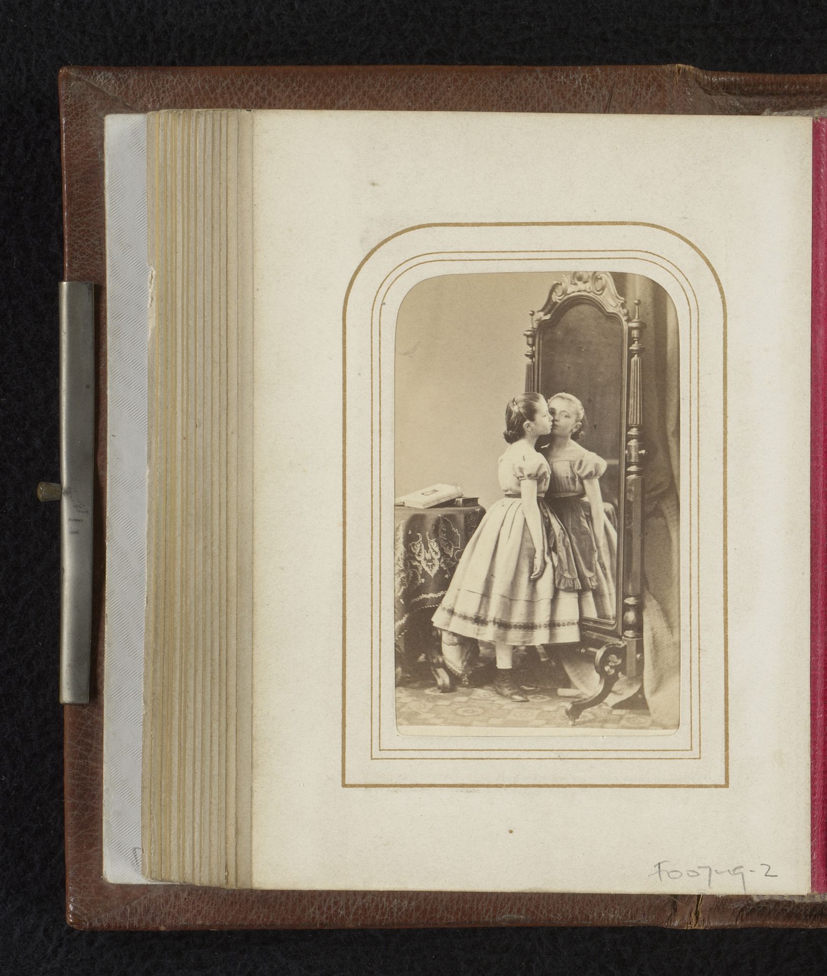 Meisje in jurk, staand tegen een spiegel by Godfried de Jong