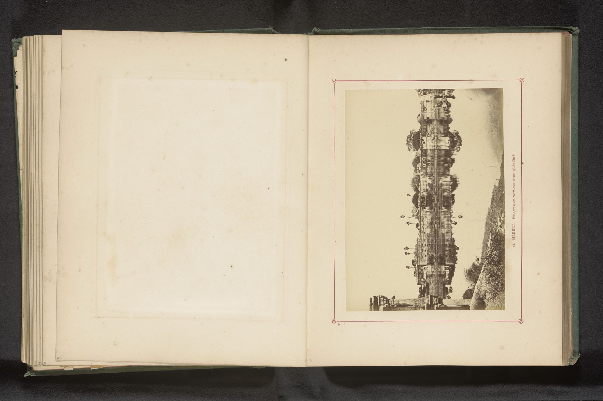 Gezicht op Sarkhej Roza bij Ahmedabad by Thomas Biggs