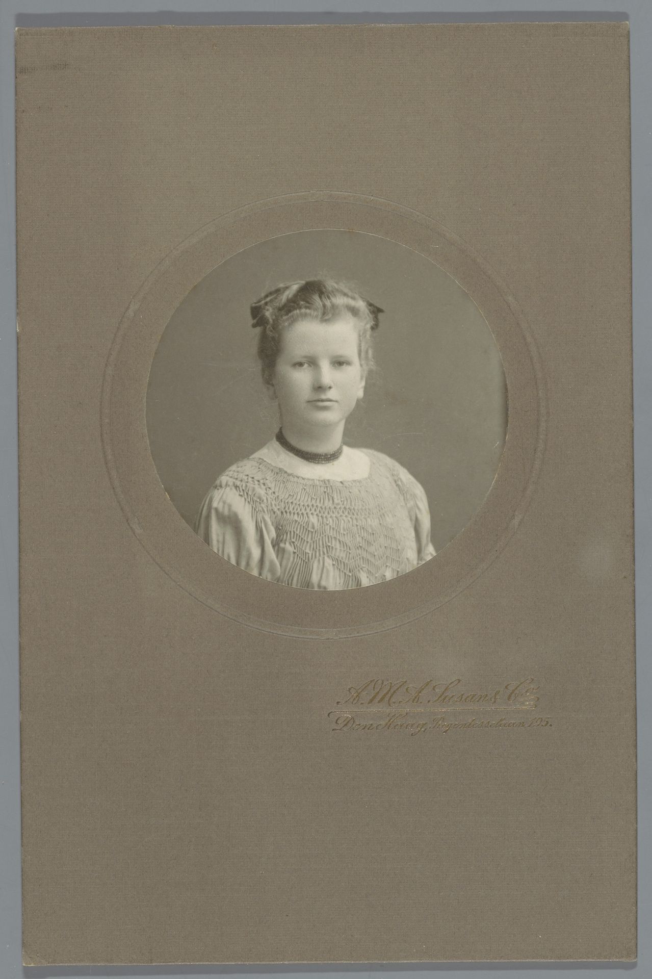 Portret van een onbekende vrouw by Arie M.A. Susan & Co