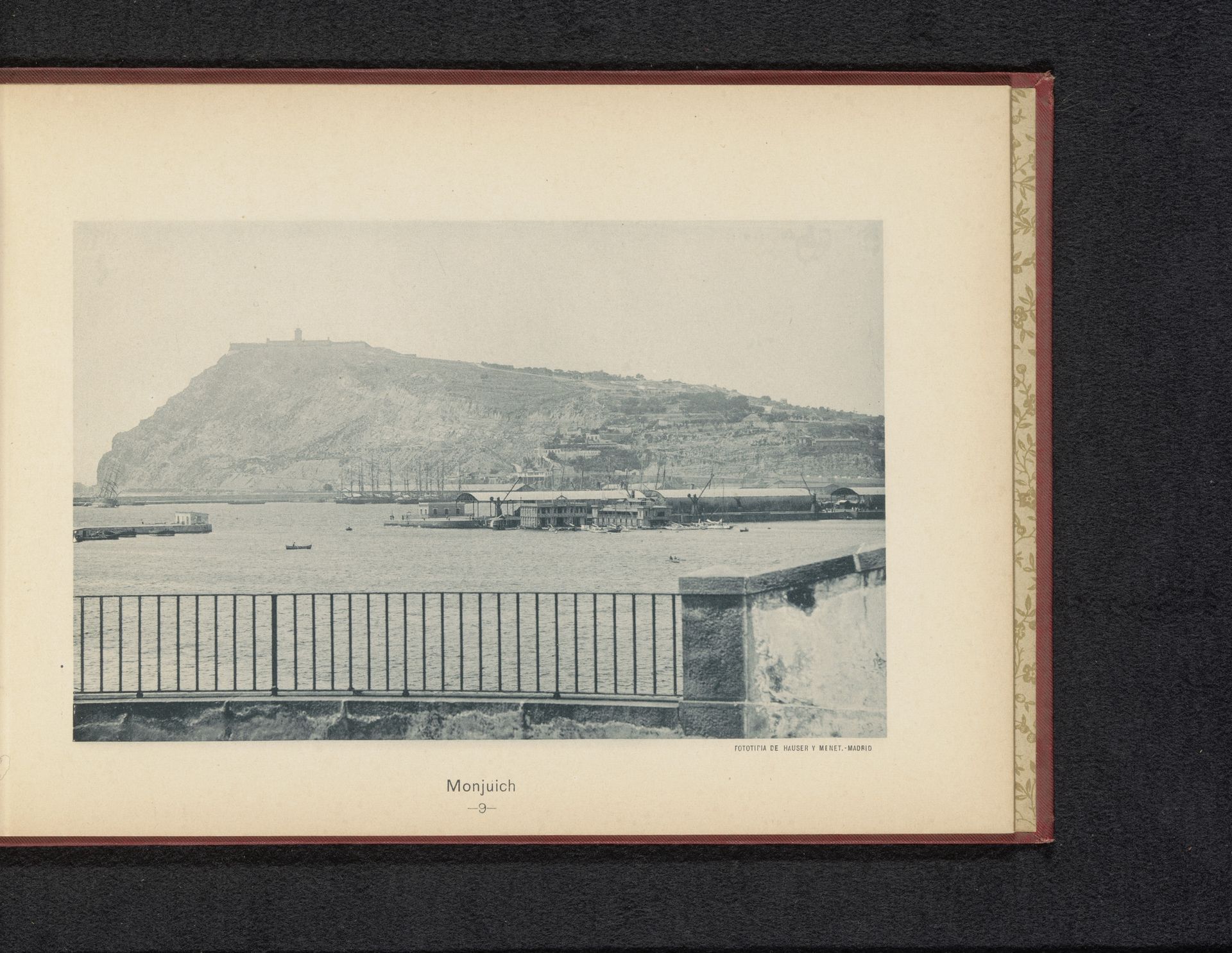 Gezicht over het water op het kasteel van Montjuïc in Barcelona by Hauser y Menet