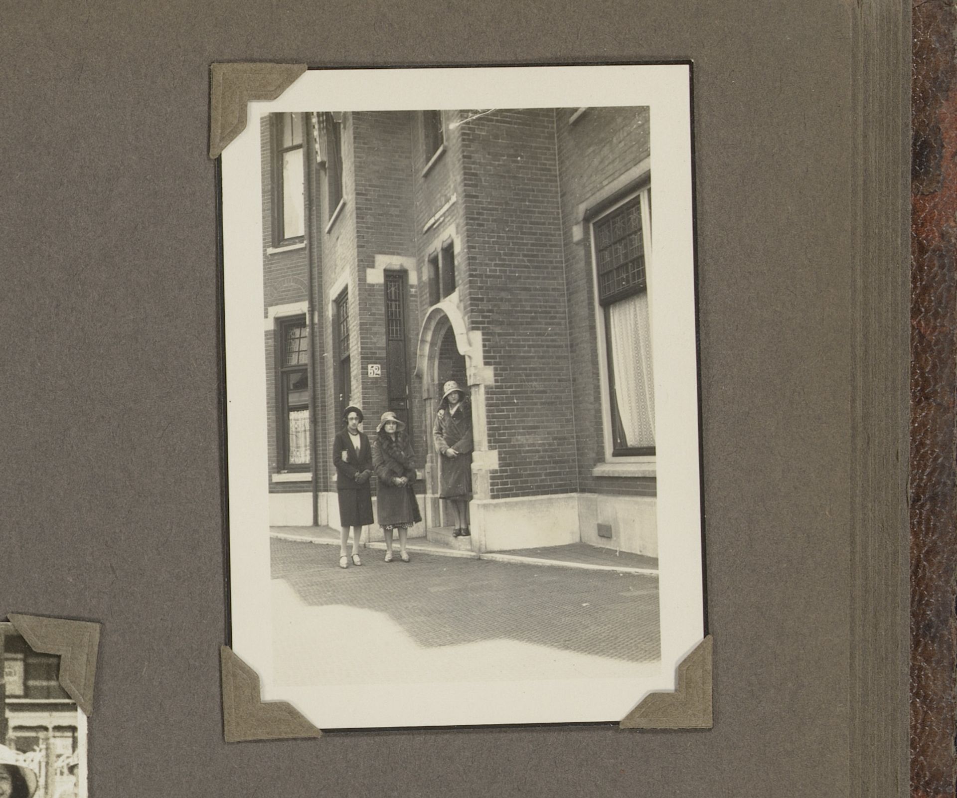 Henriëtte Wassink met haar dochters Dootje en Wilhelmina van Zijll de Jong voor het huis aan de Frederik Hendriklaan 52, Den Haag by Anonymous