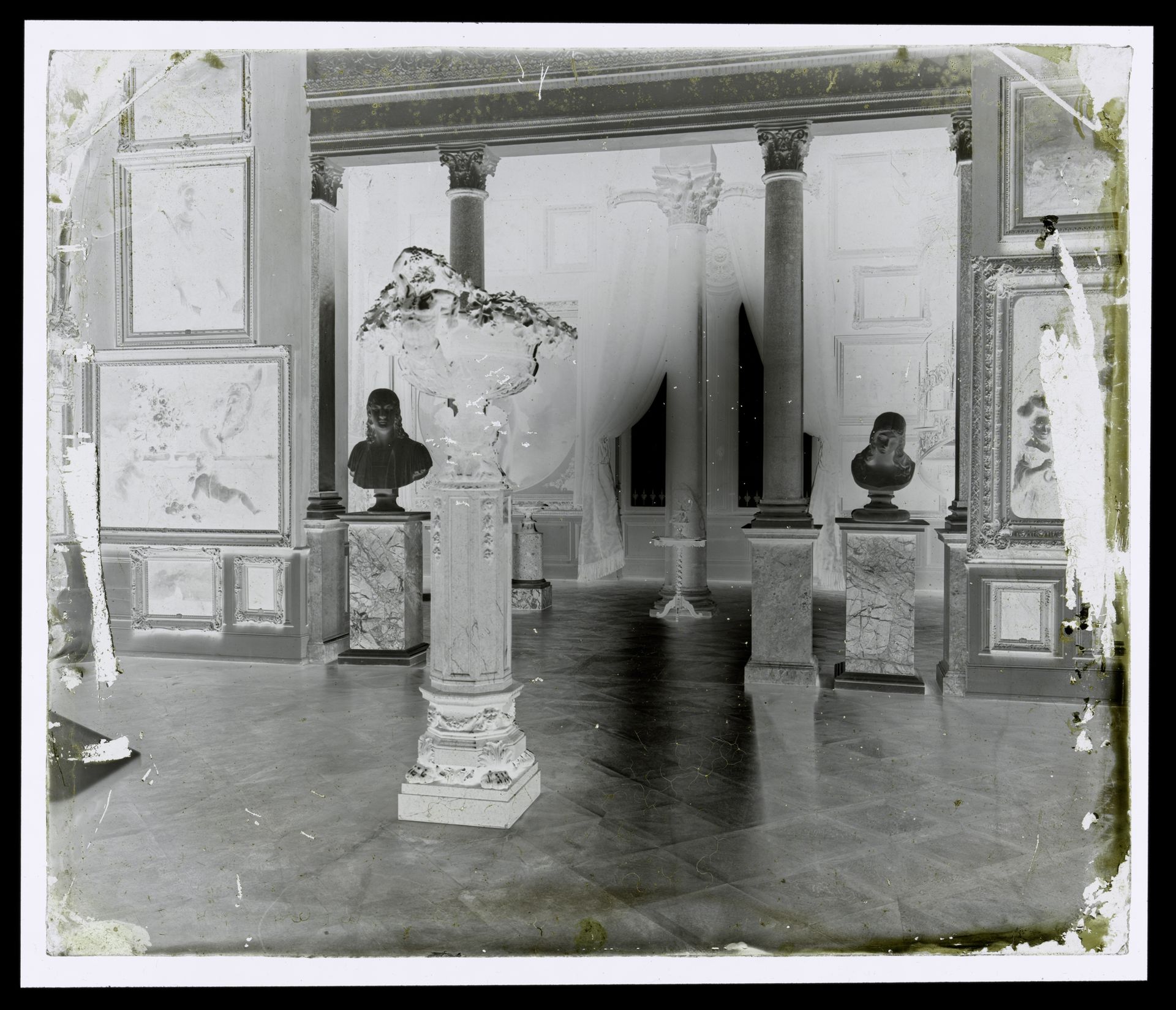 Interieur met kunstobjecten by Laurens Lodewijk Kleijn