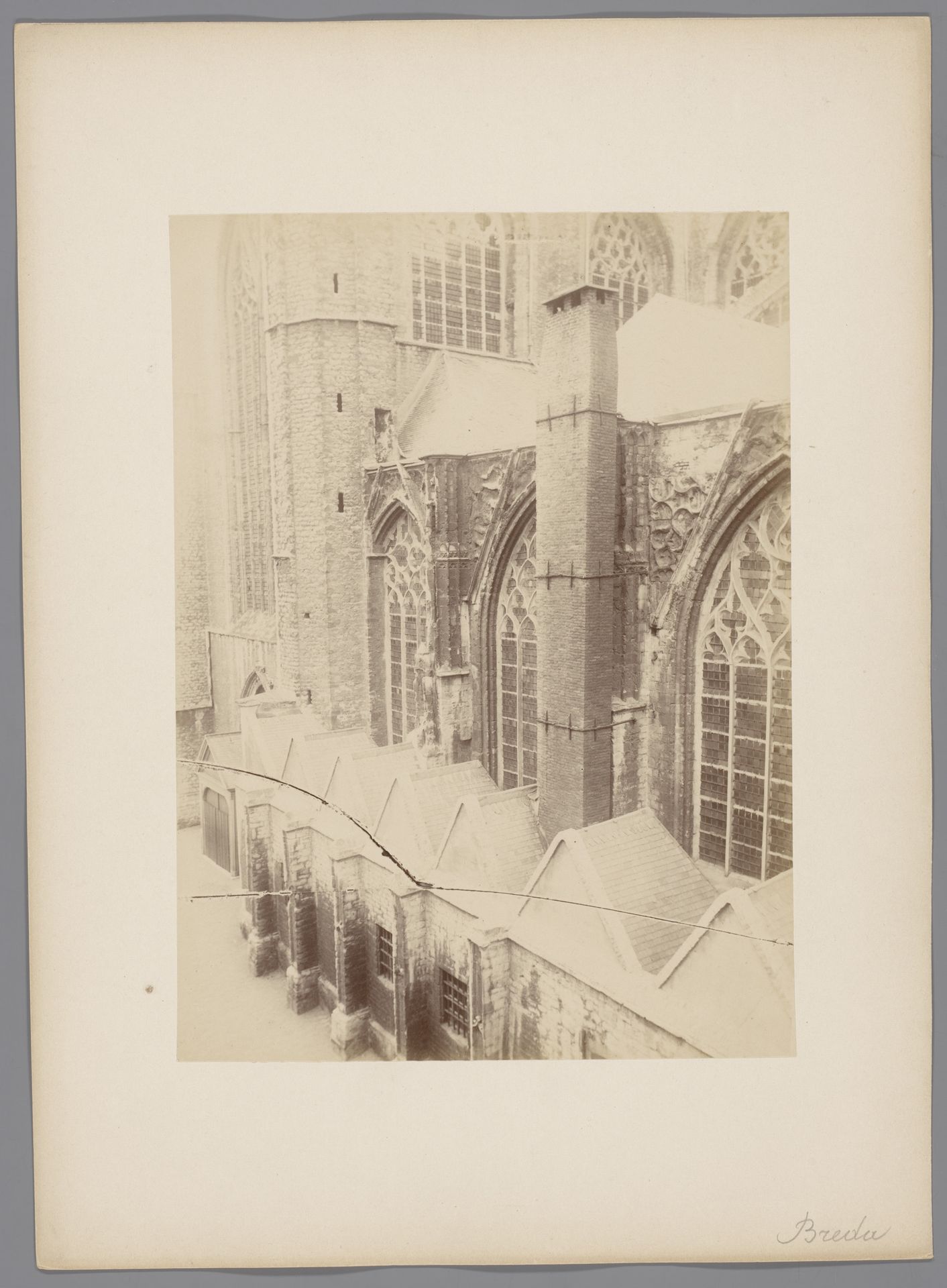 Zuidzijde van de Grote Kerk te Breda by anoniem (Monumentenzorg)