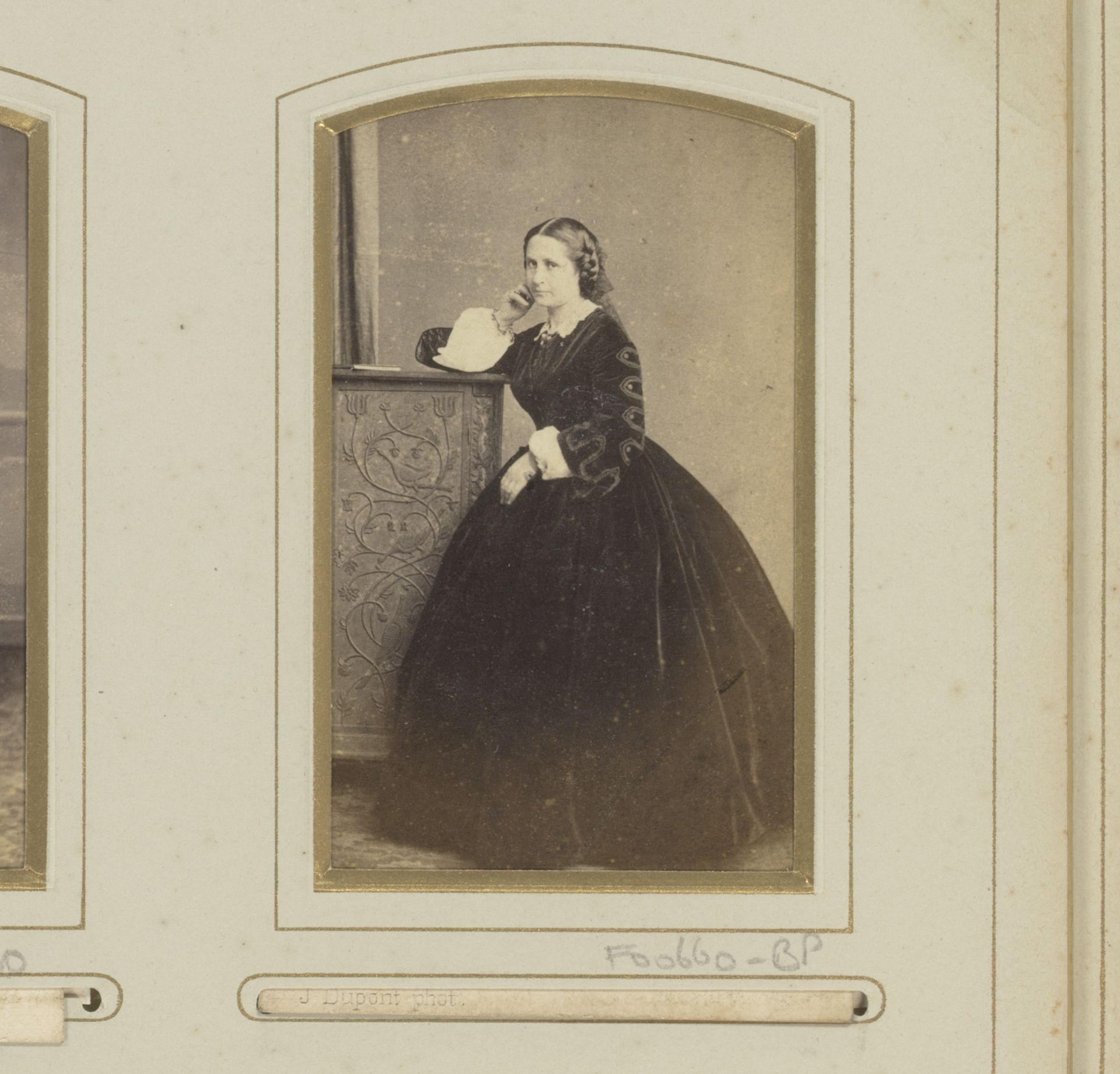 Portret van een staande jonge vrouw, leunend op een kast by Joseph Dupont