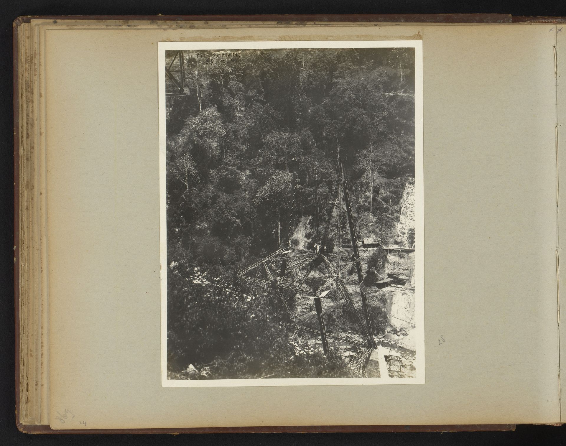 Spoorbrug over de Ci Somang in aanbouw by Anonymous