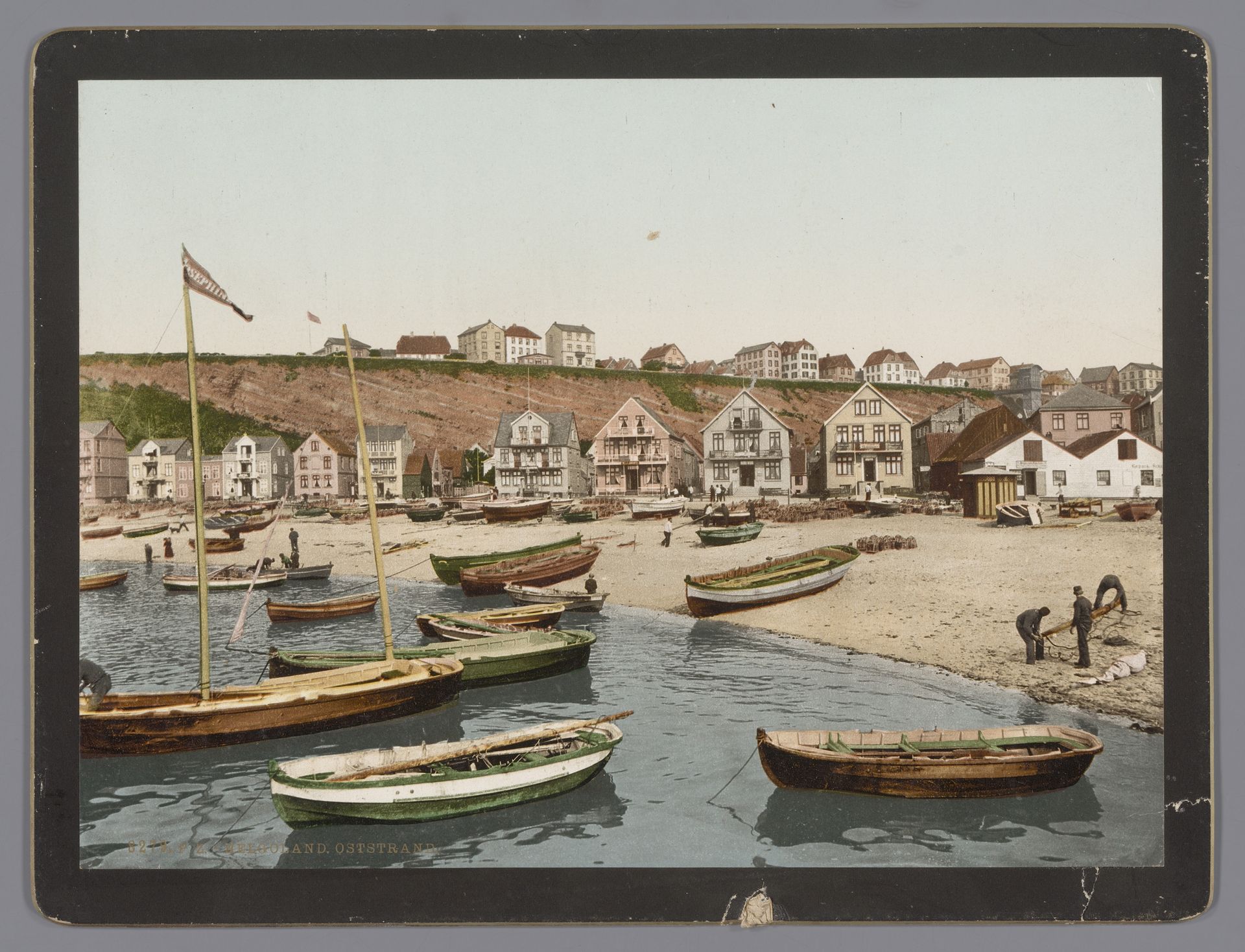 Gezicht op de oostkust van Helgoland by Anonymous