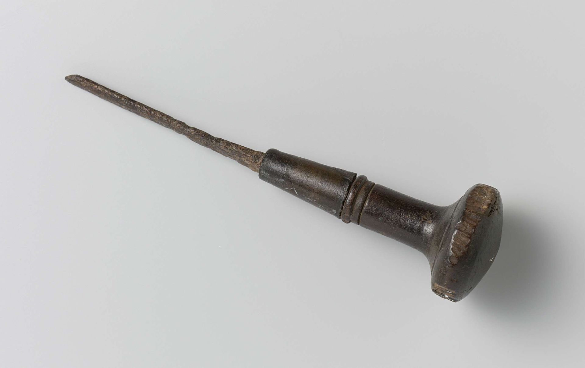 Burijn met smal heft met dikke knop by Anonymous