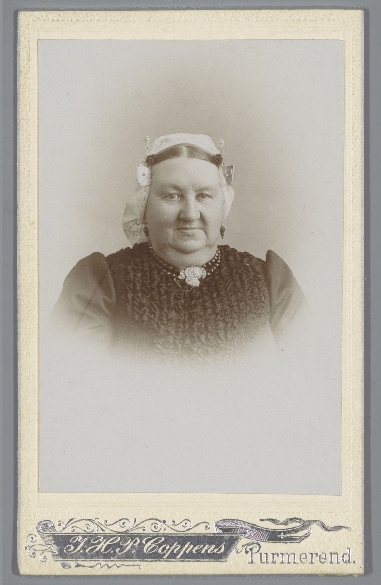 Portret van een vrouw, aangeduid als Koning by Josephus Hendrikus Petrus Coppens