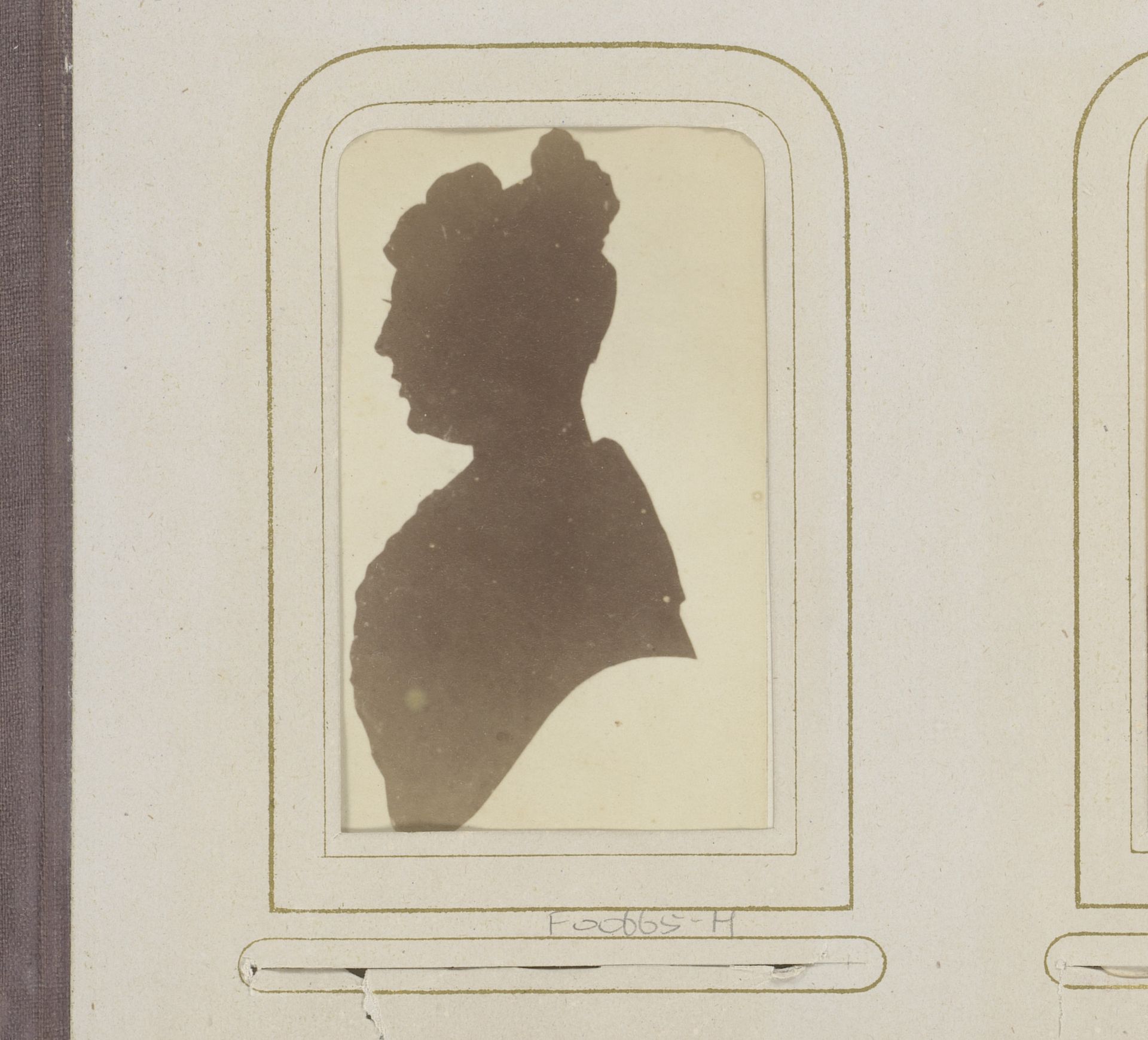 Fotoreproductie van een silhouet van een vrouw by Hermanus Siderius