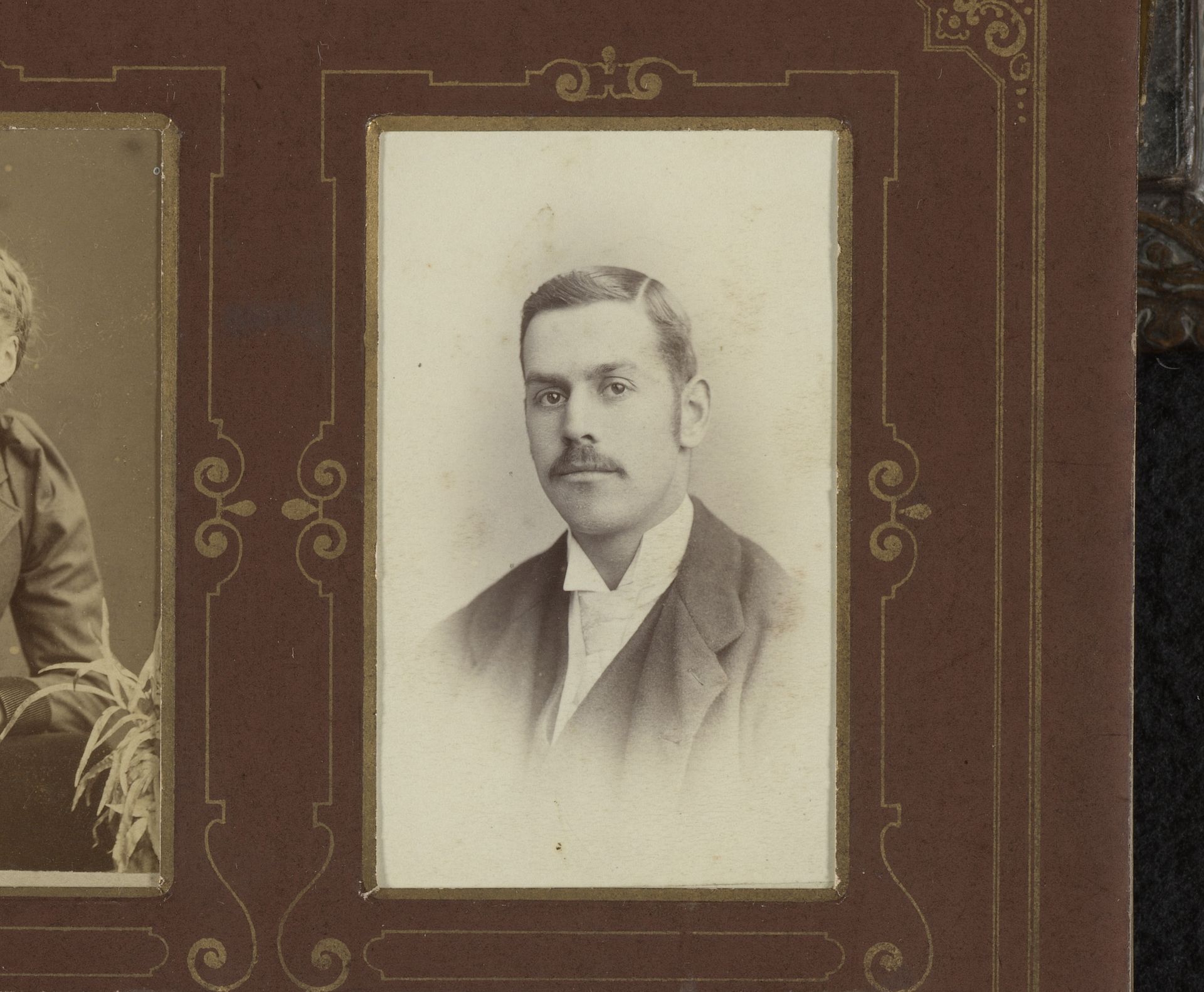 Portret van een man met snor by W.S. Spanton