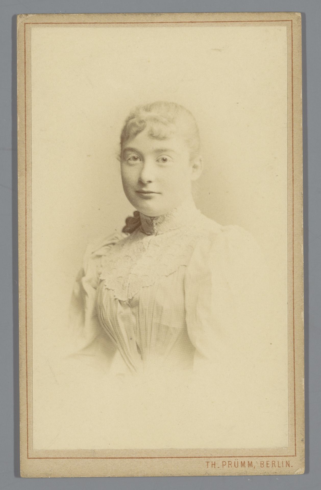 Portret van een onbekende jonge vrouw genaamd Léonie by Theodor Prümm