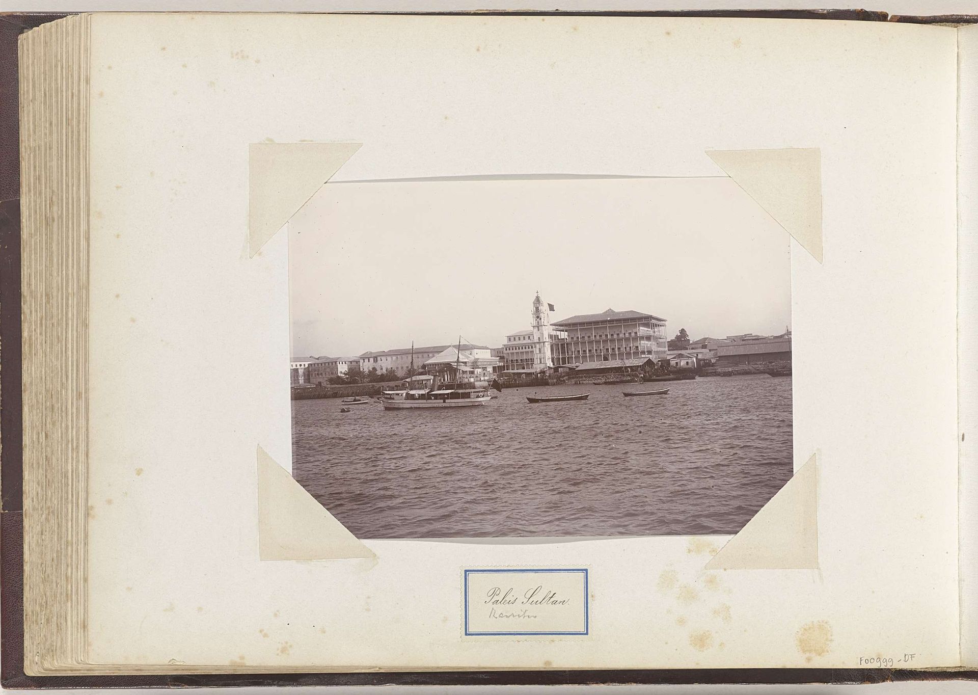 Paleis van de sultan van Zanzibar, gezien vanaf het water by Coutinho Brothers