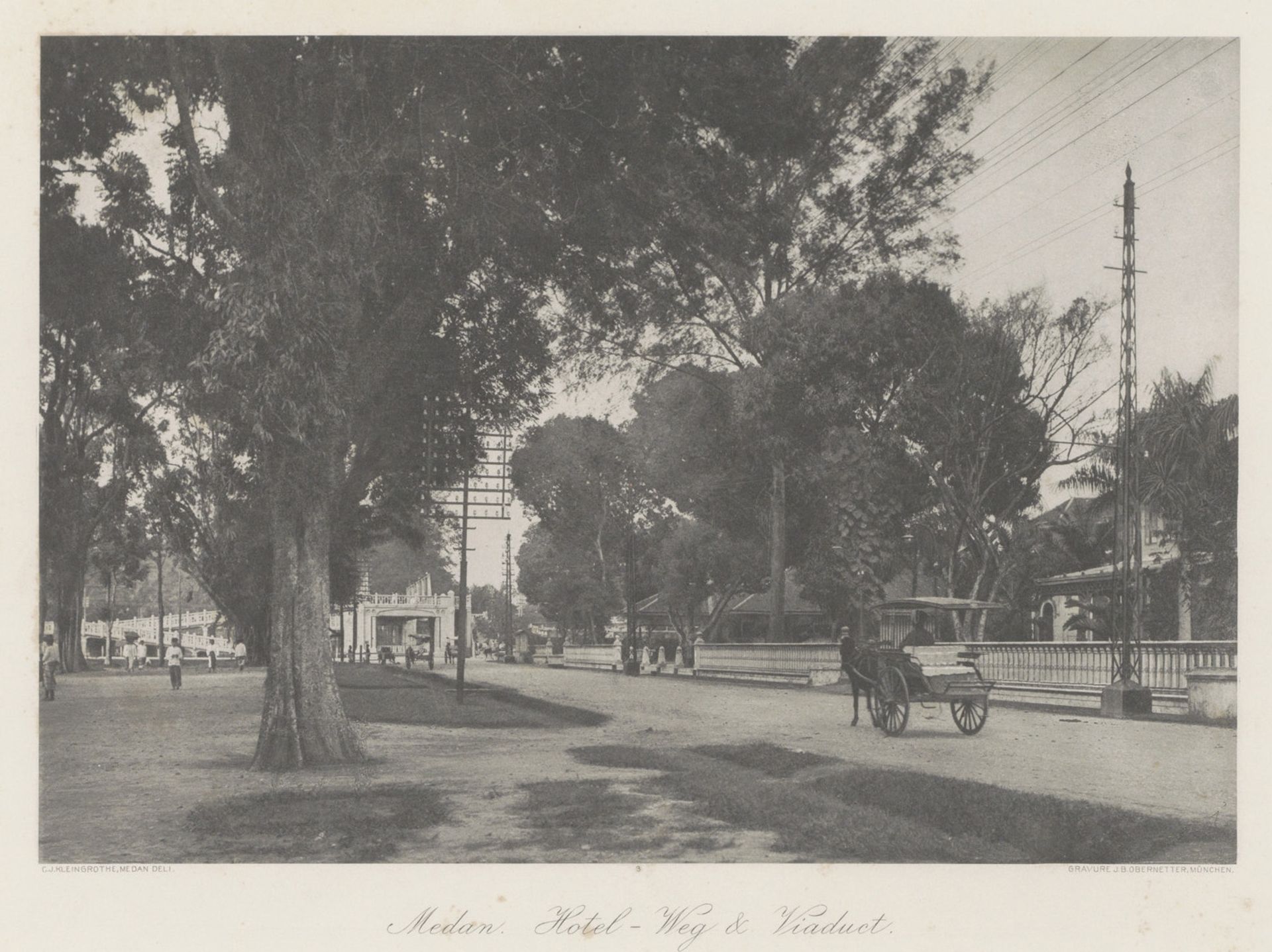 Hotel, weg en viaduct in Medan by Carl J. Kleingrothe
