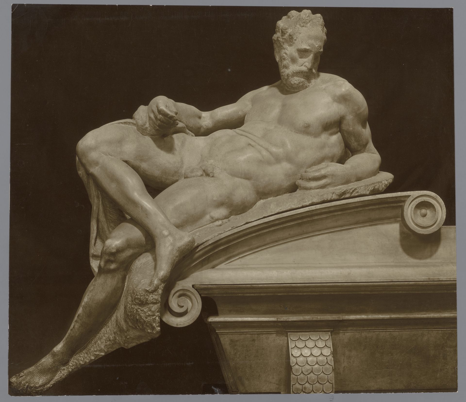 Beeld van een personificatie van de schemering door Michelangelo in de kapel van de Medici, Florence by Anonymous