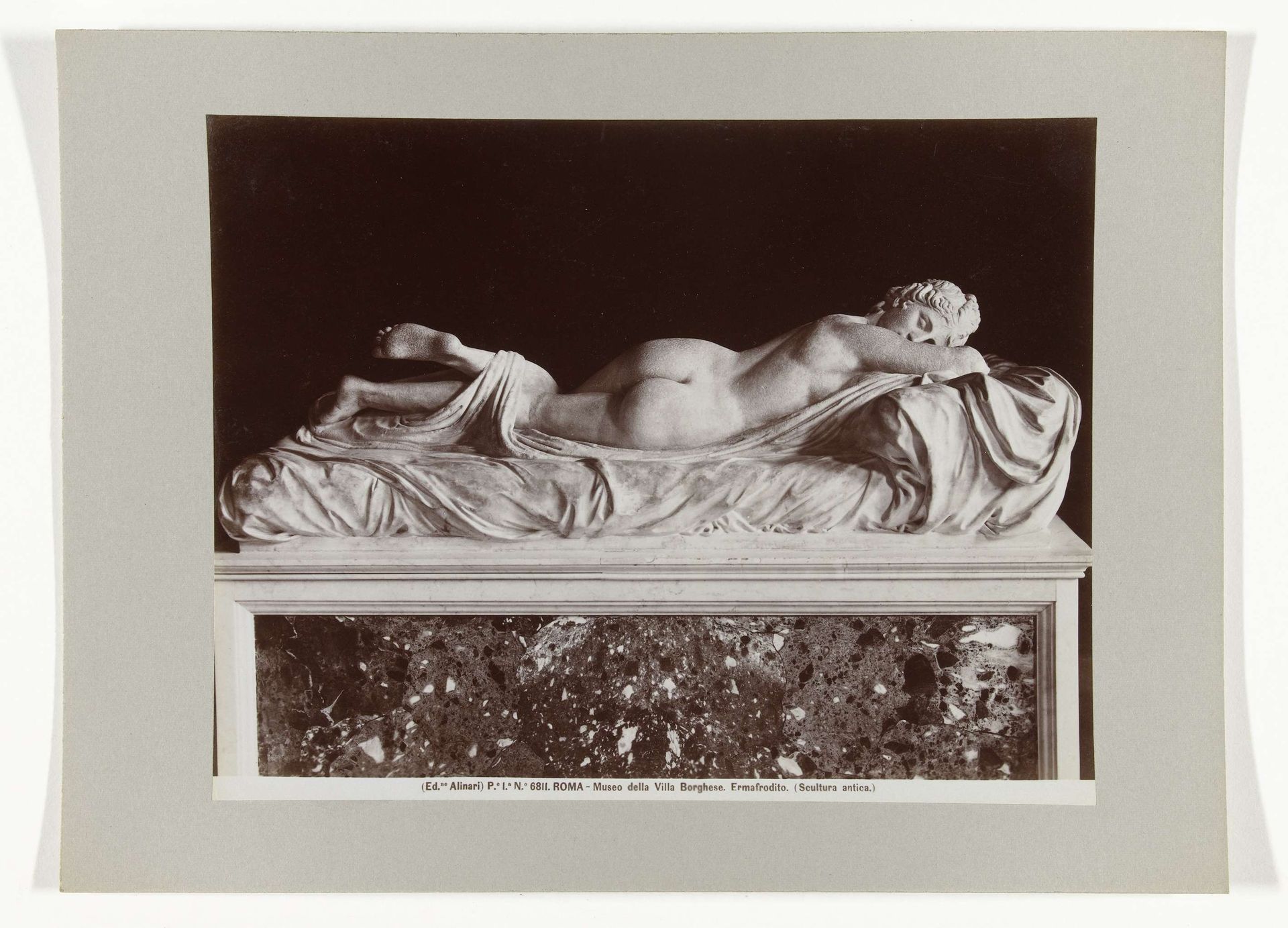 Sculptuur van de slapende Hermaphroditus in de Galleria Borghese by Fratelli Alinari