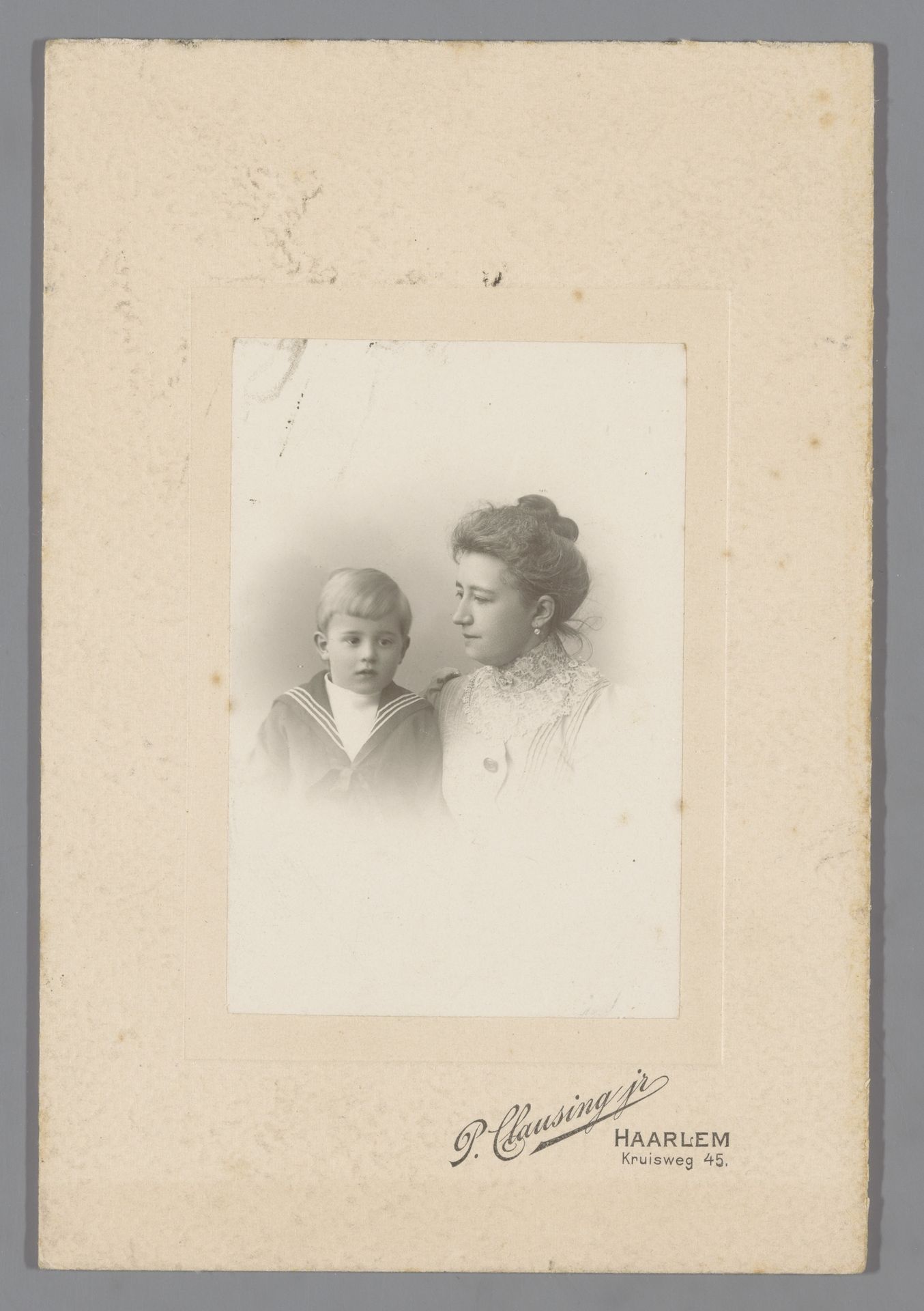 Portret van een onbekende vrouw met een jongen by Peter Clausing