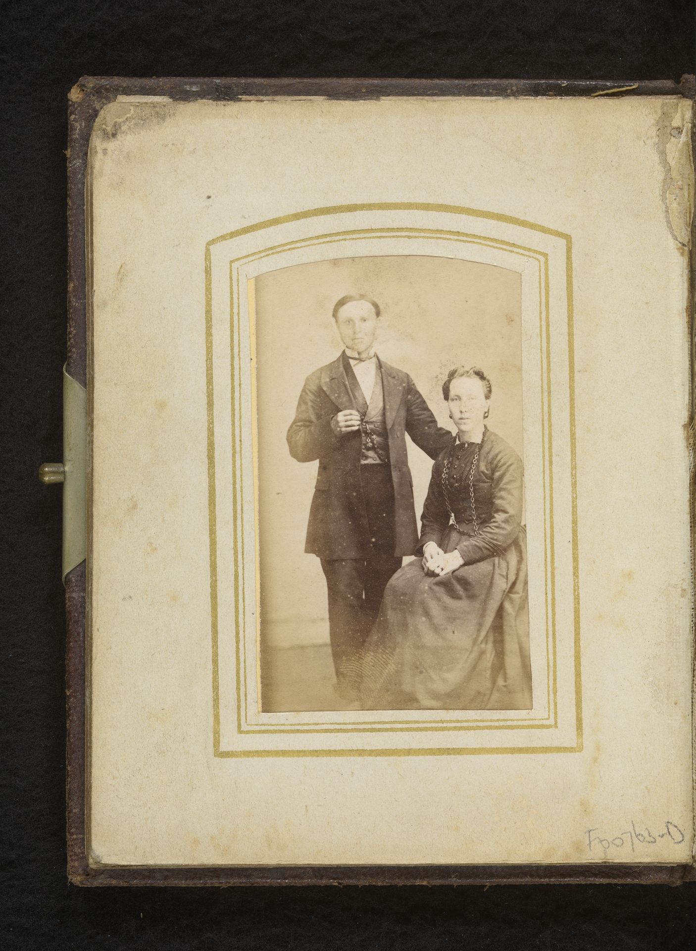 Portret van een zittende vrouw en een staande man by Gebroeders Sanders