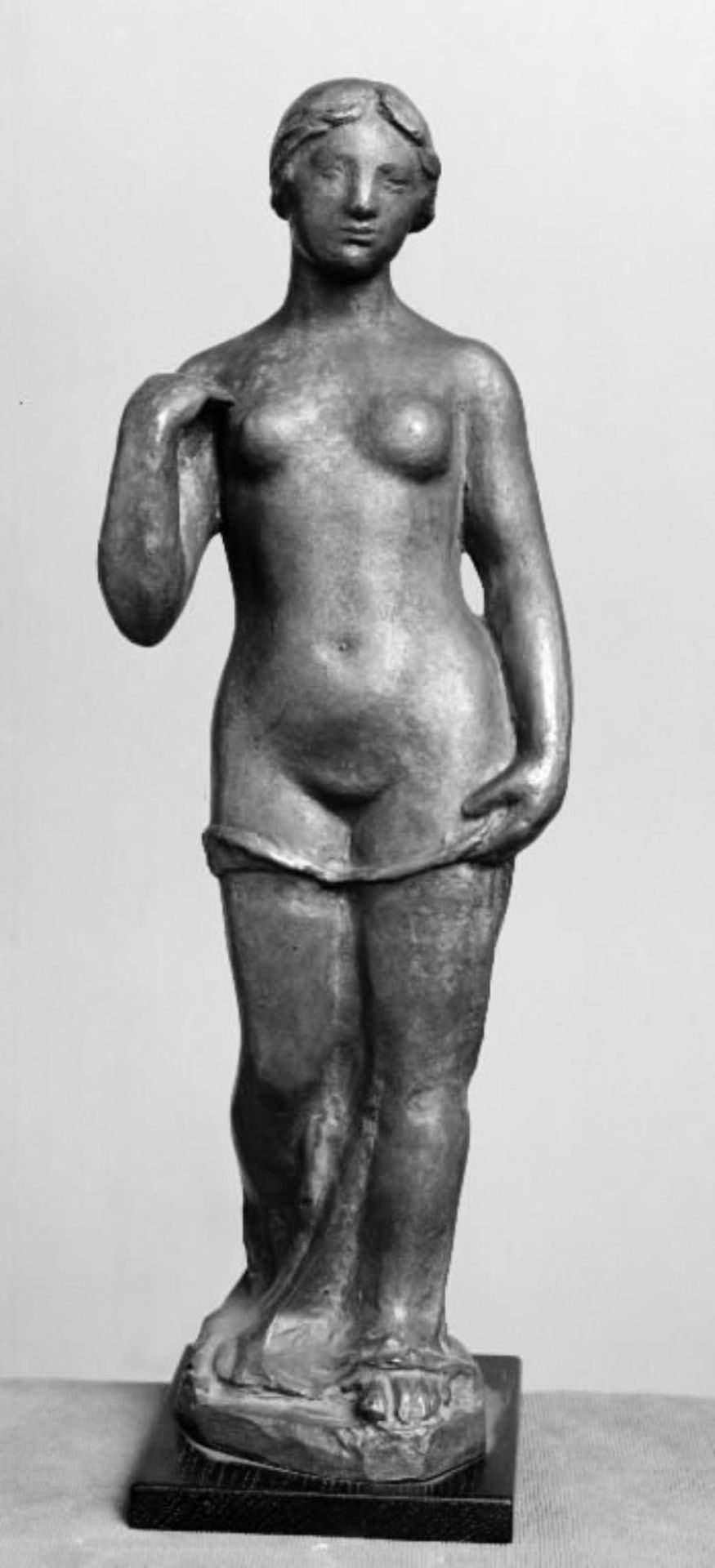 Stående kvinde, benene delvis dækket af draperi by Aristide Maillol