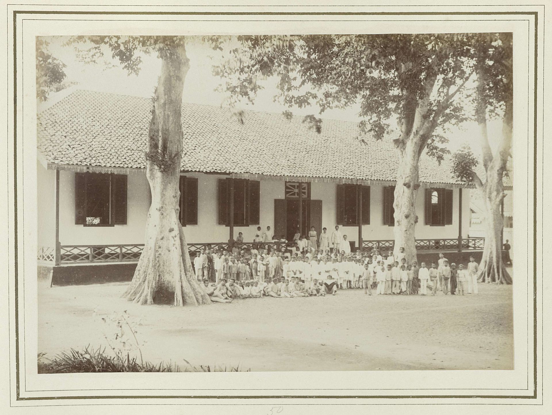 School met kinderen by Kassian Céphas