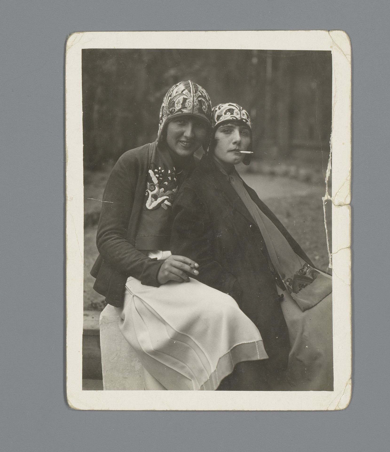 Twee modellen met sigaret en geborduurde kleding en hoed van de Wiener Werkstätte by Anonymous