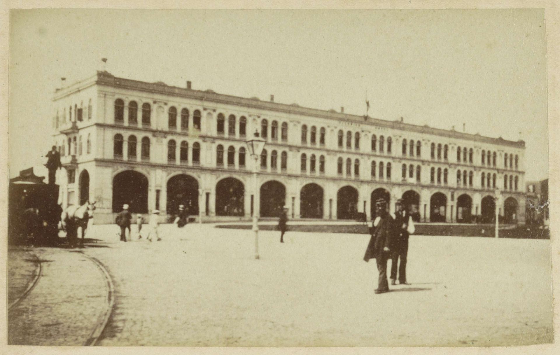 Gezicht op Hotel des Galeries op het Gevers Deynootplein in Scheveningen by Andries Jager