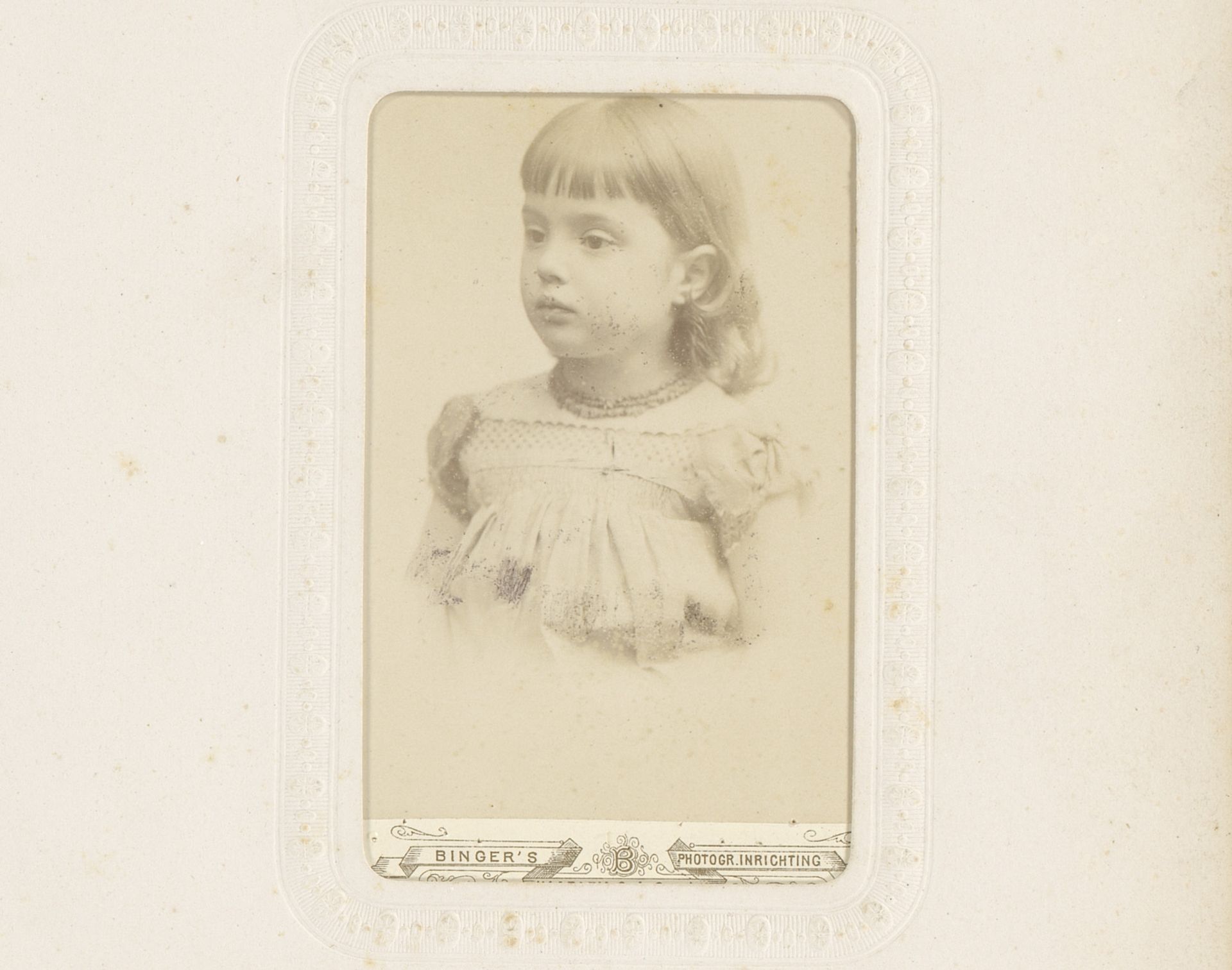 Portret van een meisje by Ch. Binger & Co.