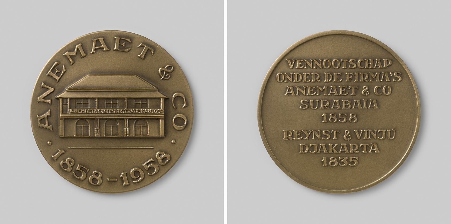 Gedenkpenning van de firma Anemaet, Surabaia, 1858-1958 by J.Ph. van Zegveld