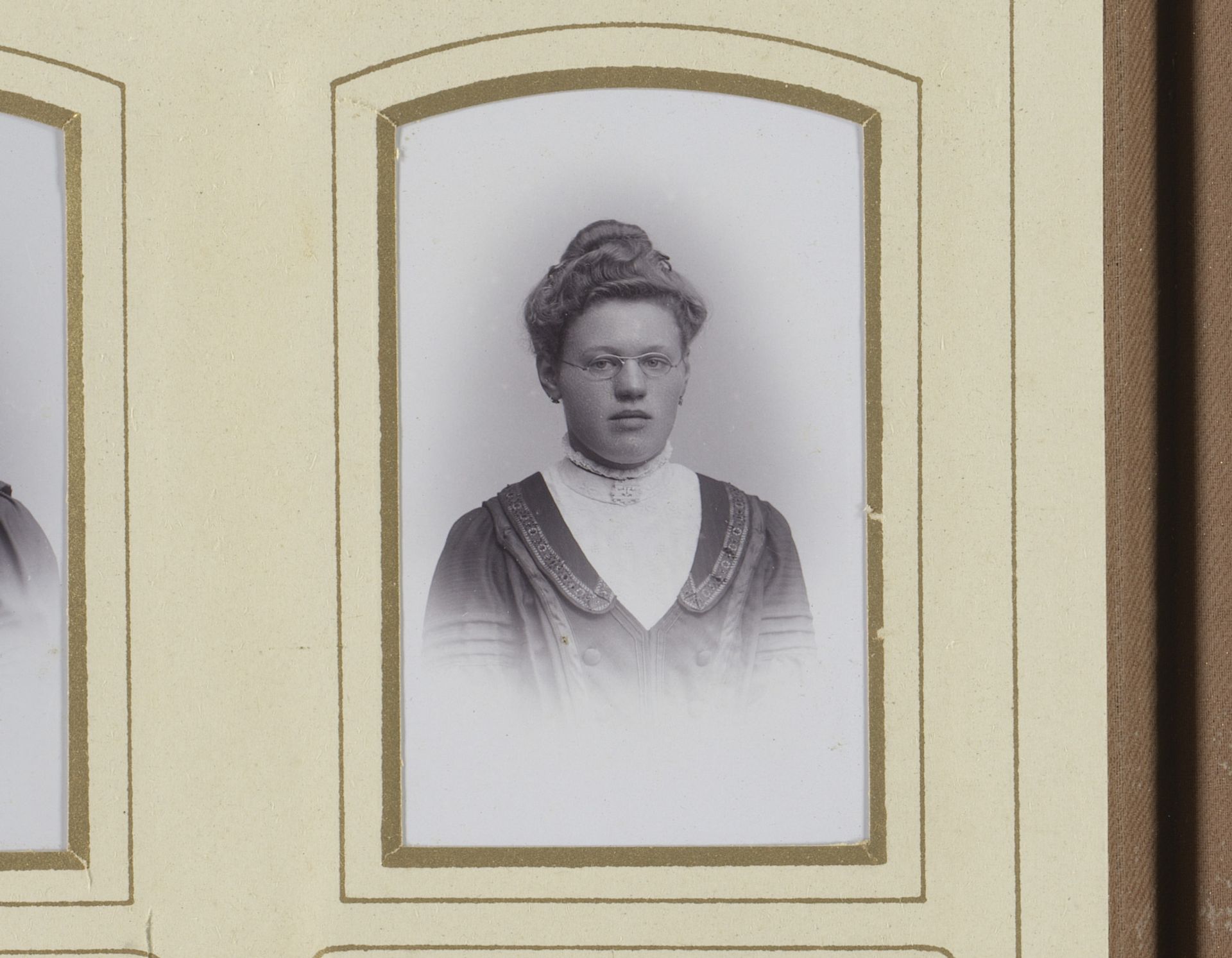 Portret van een jonge vrouw met bril by Johannes Laurens Theodorus Huijsen