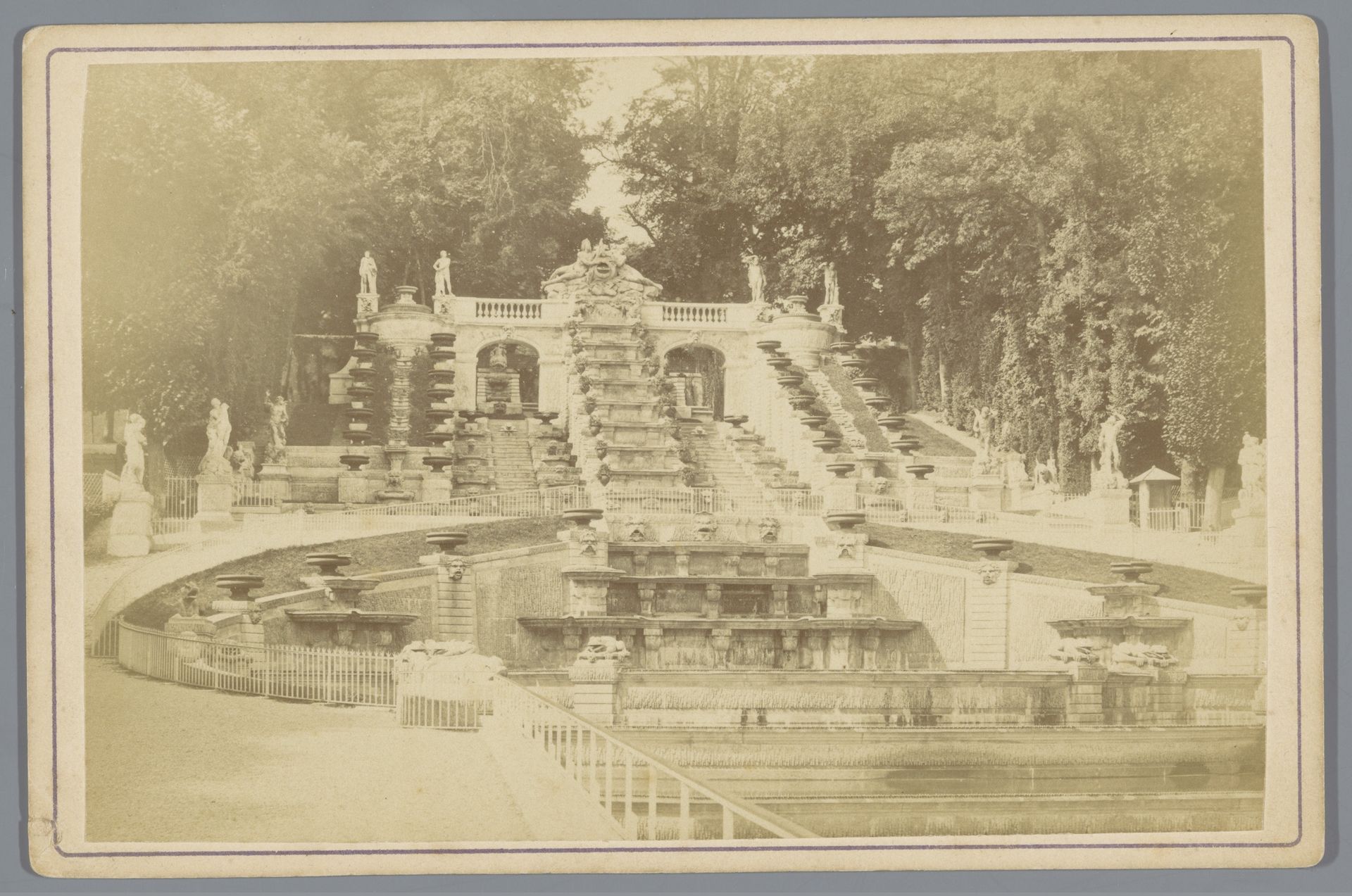 Waterval in het Parc de Saint-Cloud te Parijs by Compagnie Photographique Debitte & Hervé