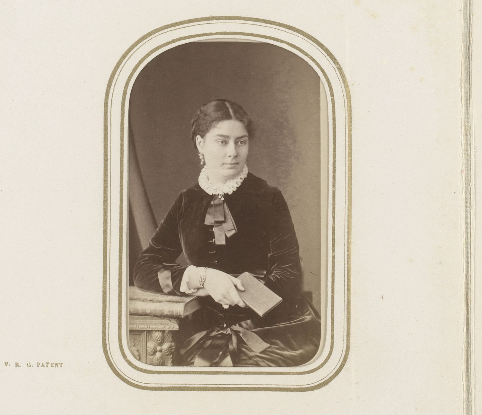 Portret van een zittende jonge vrouw met een boek in de hand by Louis Sauvager