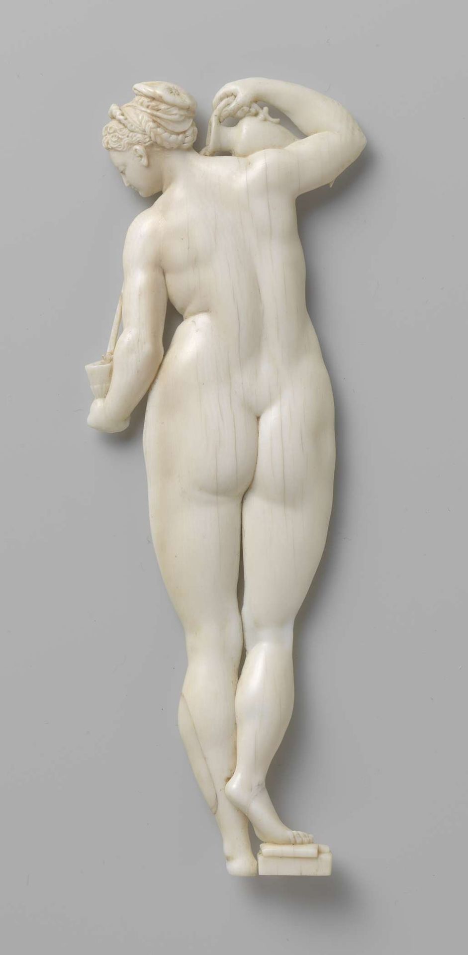 Temperantia, rugfiguur van een naakte vrouw met schenkkan by Anonymous
