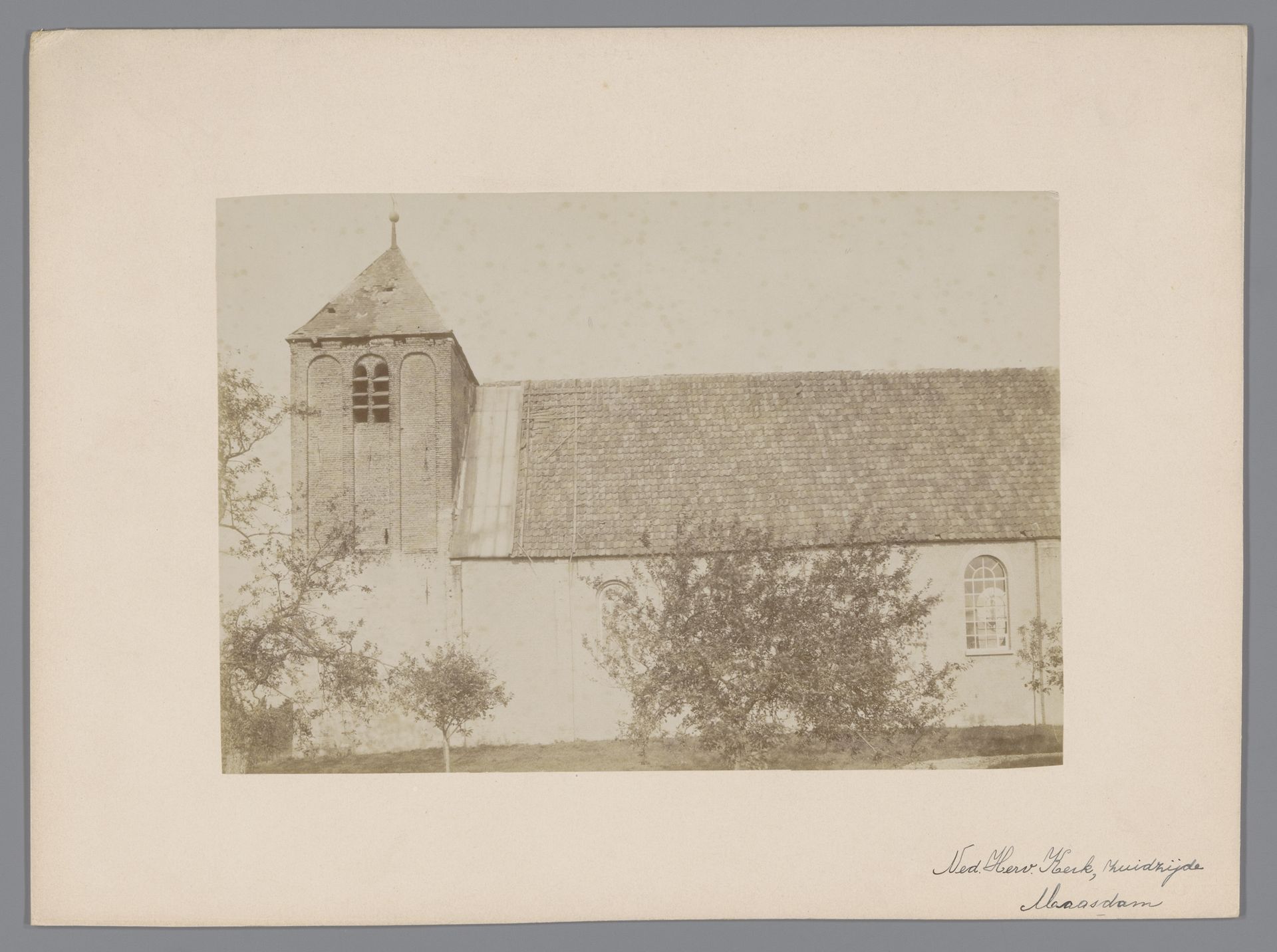 Gezicht op de Nederlands Hervormde Kerk te Maasdam by anoniem (Monumentenzorg)