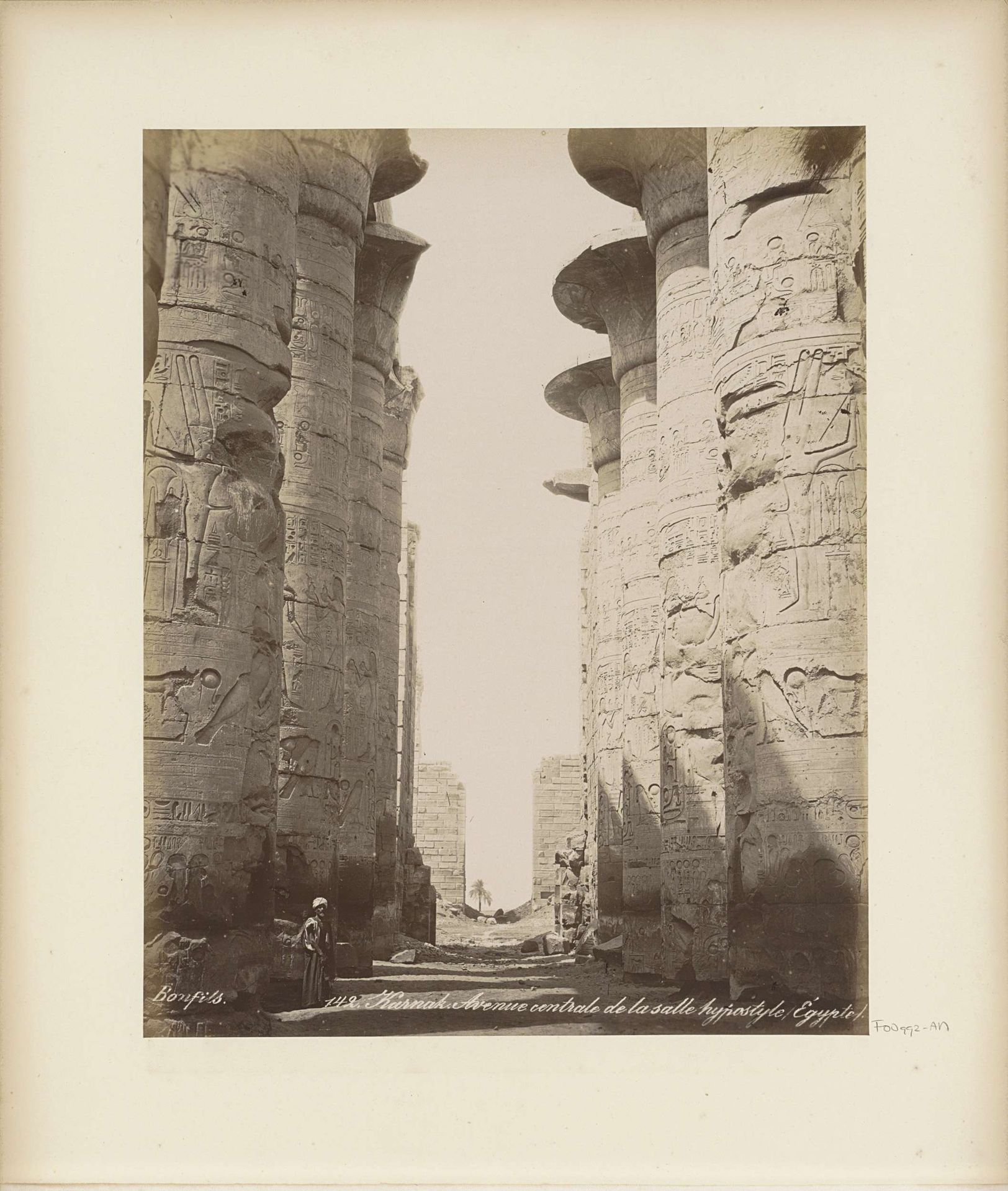 Zuilen met hiërogliefen van de grote zaal (hypostylezaal) in de Tempel van Karnak by Maison Bonfils