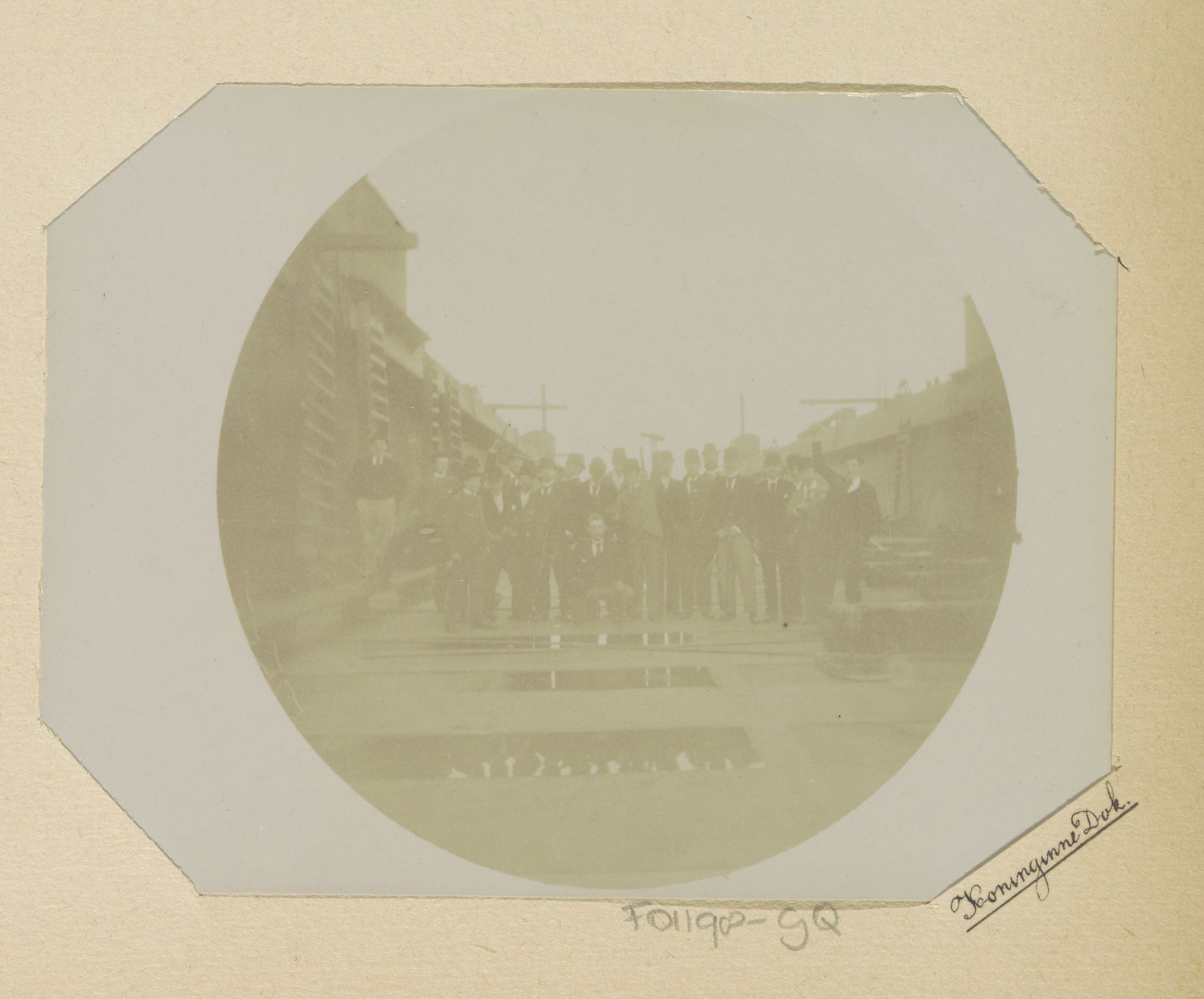 Groepsfoto van een klas van de Openbare Handelsschool bij het Koninginnedok op de ADM-werf in Amsterdam by Willem Frederik Piek Jr.
