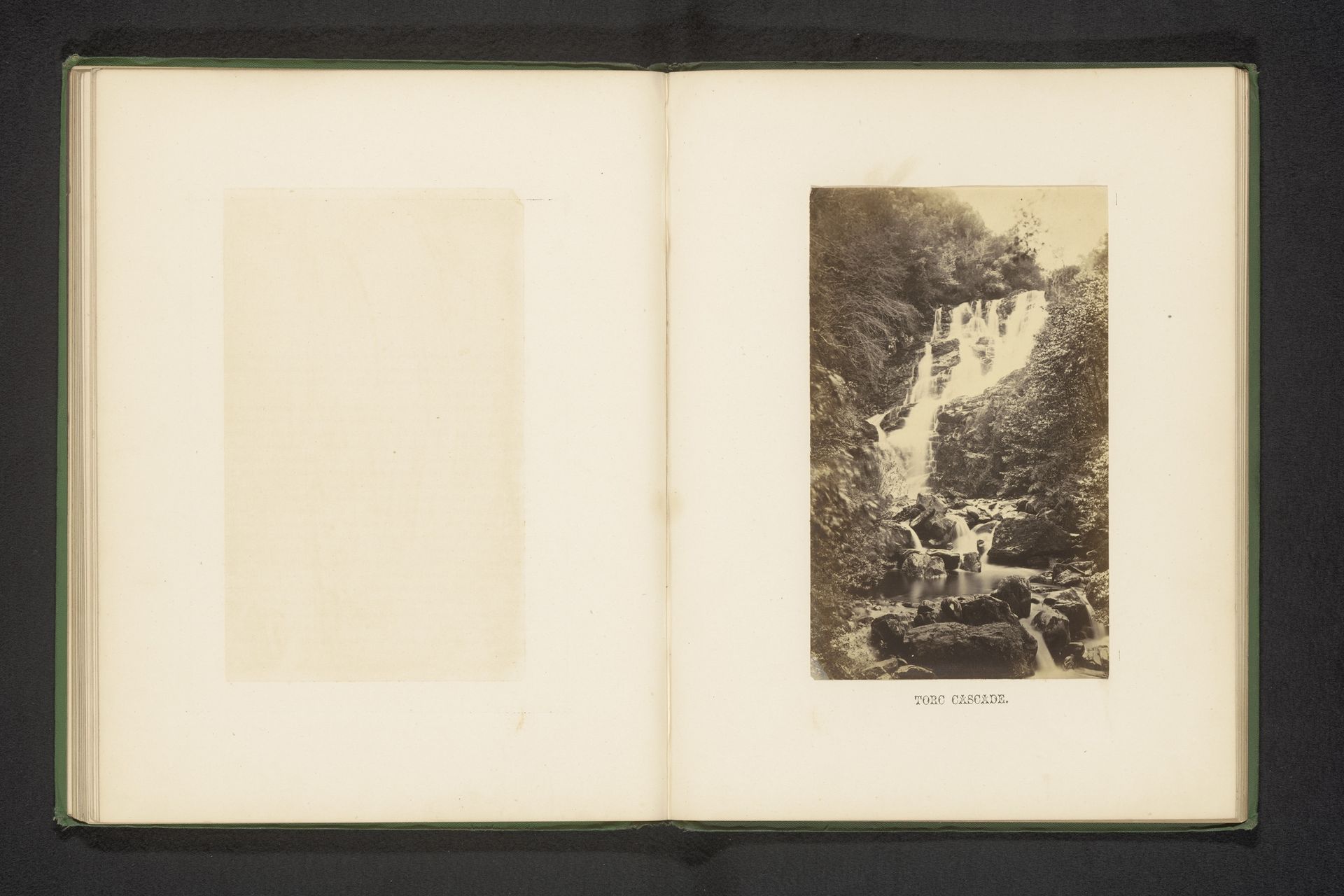 Gezicht op de Torc waterval by John Hudson