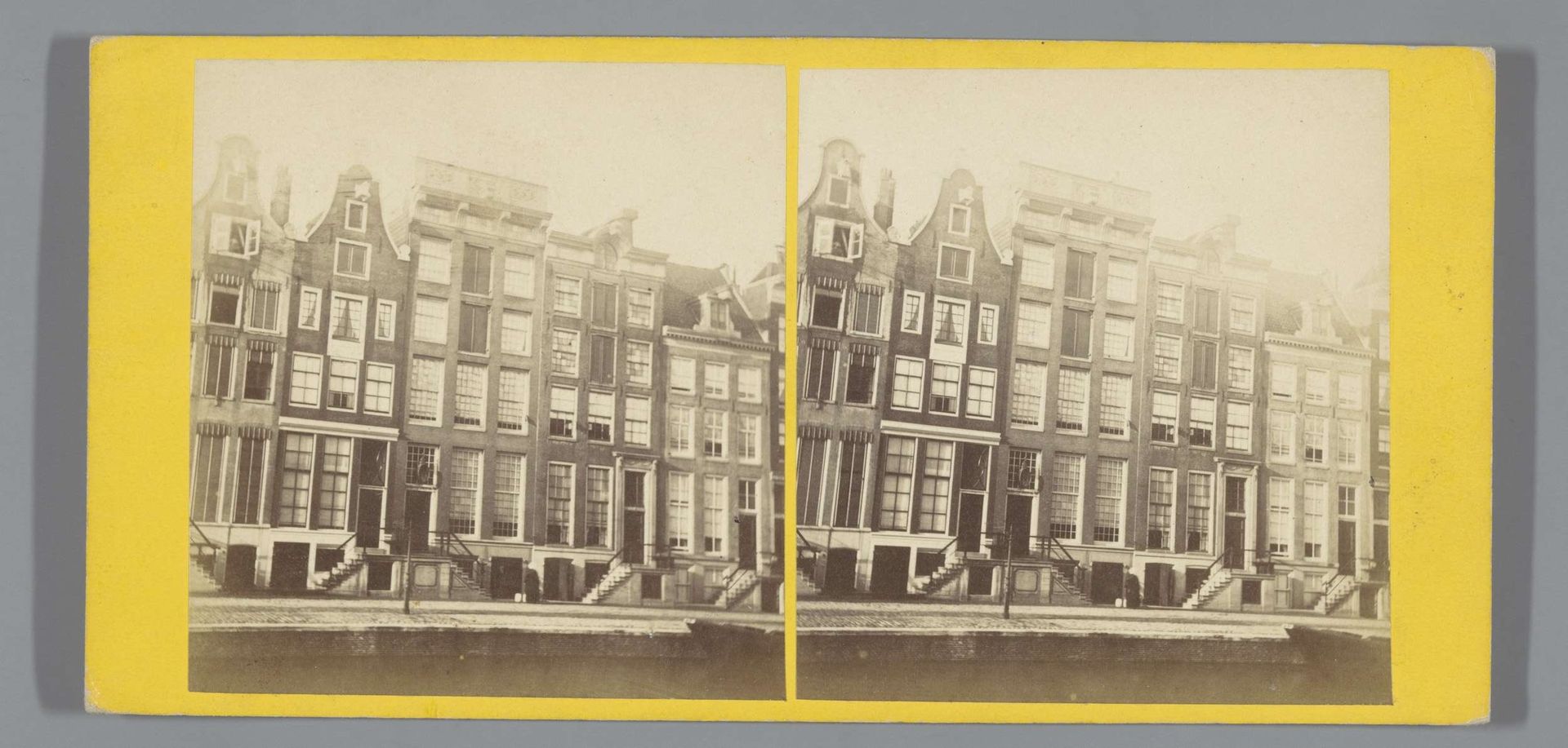Gezicht op een rij huizen in Amsterdam by Pieter Oosterhuis