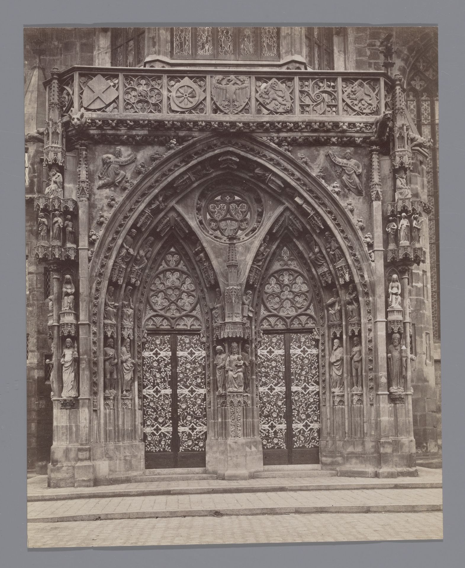 Portaal van Onze-Lieve-Vrouwekerk, Neurenberg by Ferdinand Schmidt